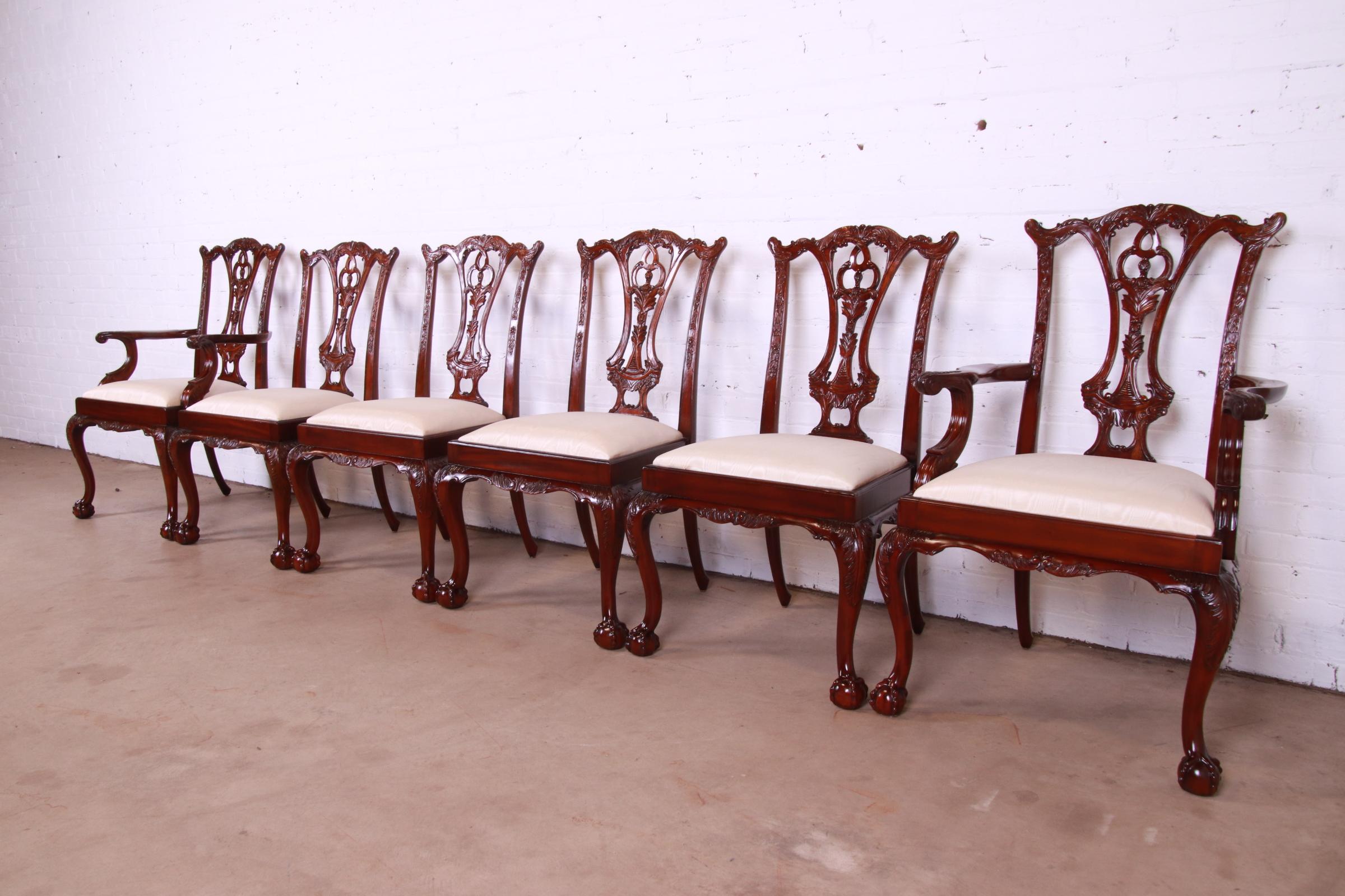 Ein wunderschönes Set von sechs Esszimmerstühlen im Chippendale-Stil

Von Maitland Smith

Ende des 20. Jahrhunderts

Rahmen aus massivem Mahagoni, Sitze mit elfenbeinfarbener Polsterung.

Maßnahmen:
Beistellstühle - 24,5 