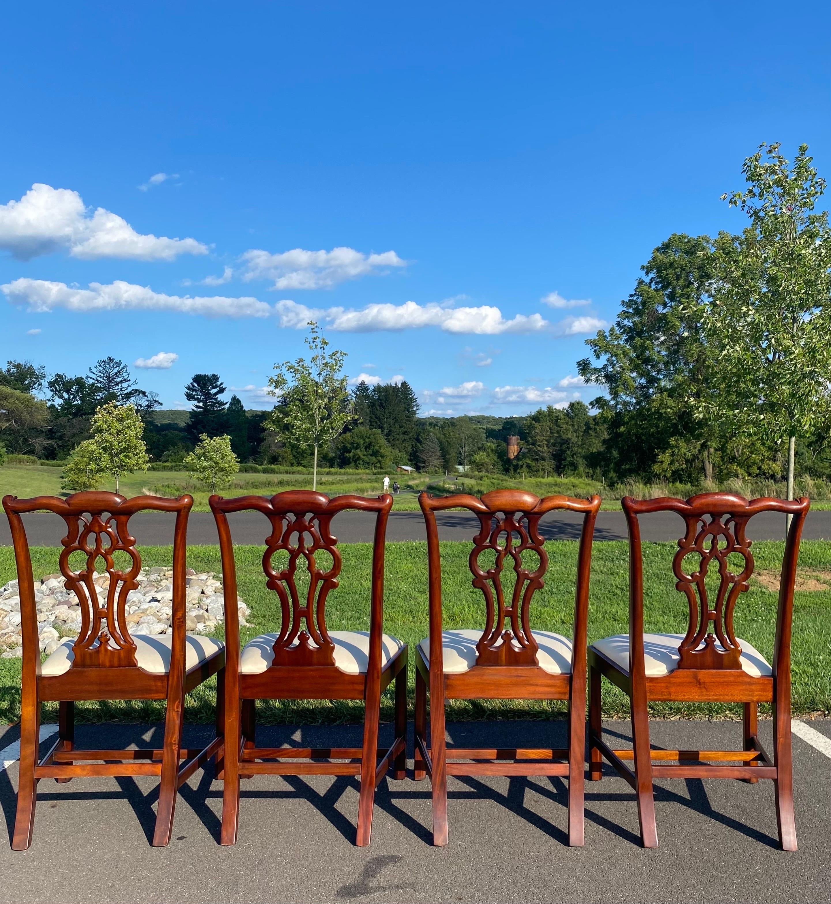 Magnifique ensemble de quatre chaises d'appoint en acajou Maitland Smith Massachusetts Regency. Le style Chippendale en acajou massif sculpté à la main est caractérisé par de beaux pieds droits. Structure en bois d'acajou foncé avec sièges en tissu