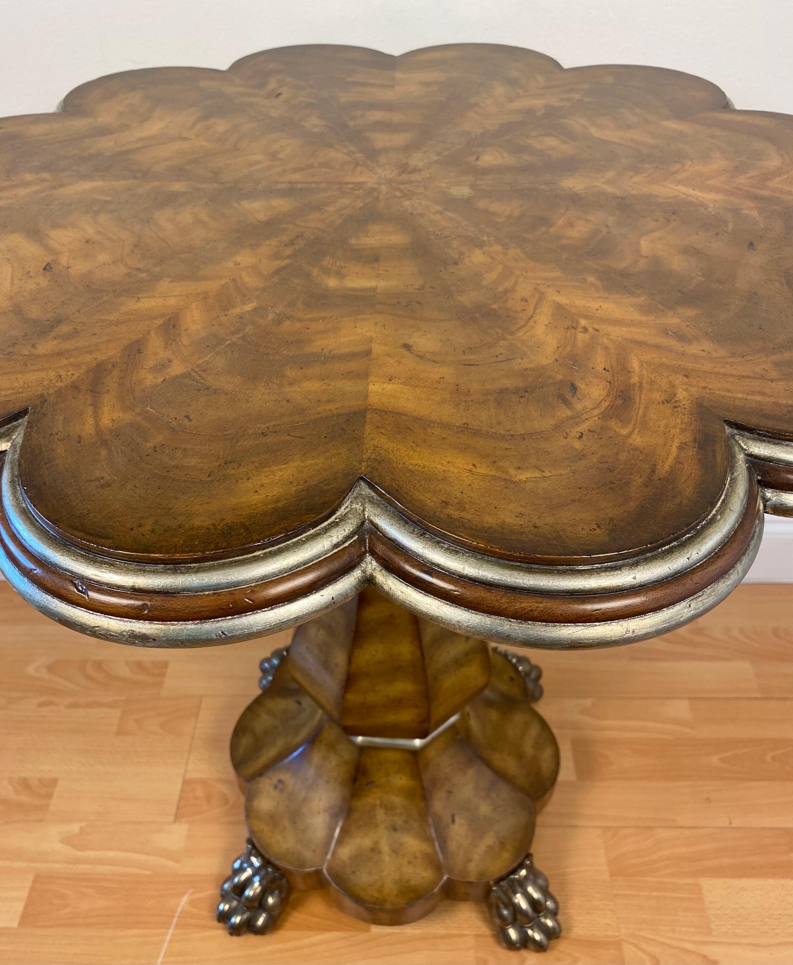 Argenté Table d'appoint ou de style Maitland Smith Chippendale en ronce d'acajou avec pieds en forme de griffes en vente