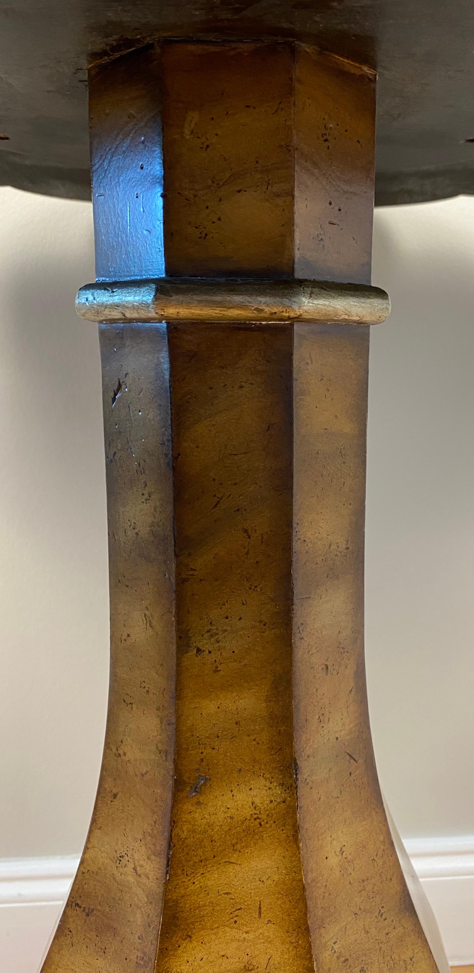 20ième siècle Table d'appoint ou de style Maitland Smith Chippendale en ronce d'acajou avec pieds en forme de griffes en vente