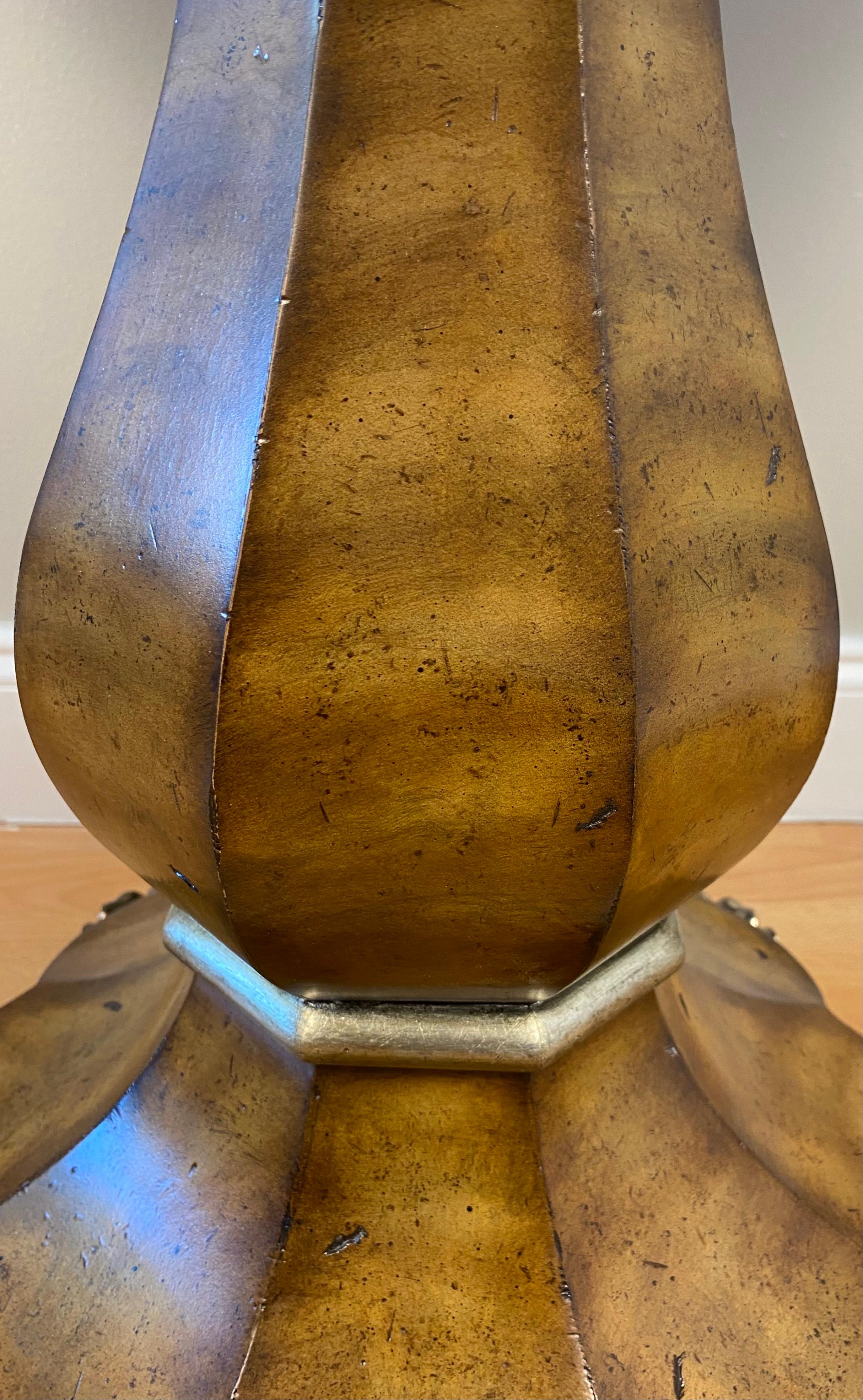 Acajou Table d'appoint ou de style Maitland Smith Chippendale en ronce d'acajou avec pieds en forme de griffes en vente