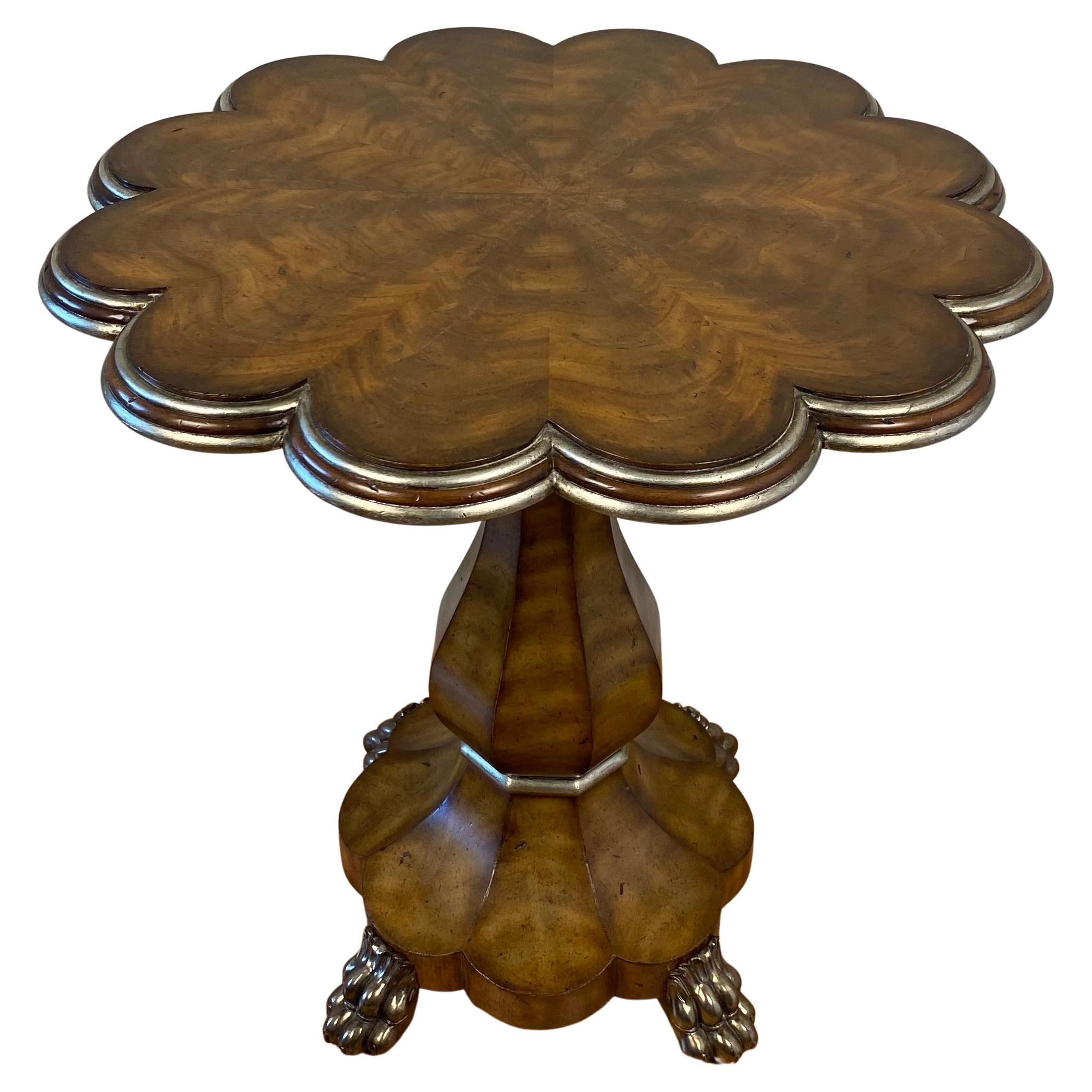 Table d'appoint ou de style Maitland Smith Chippendale en ronce d'acajou avec pieds en forme de griffes