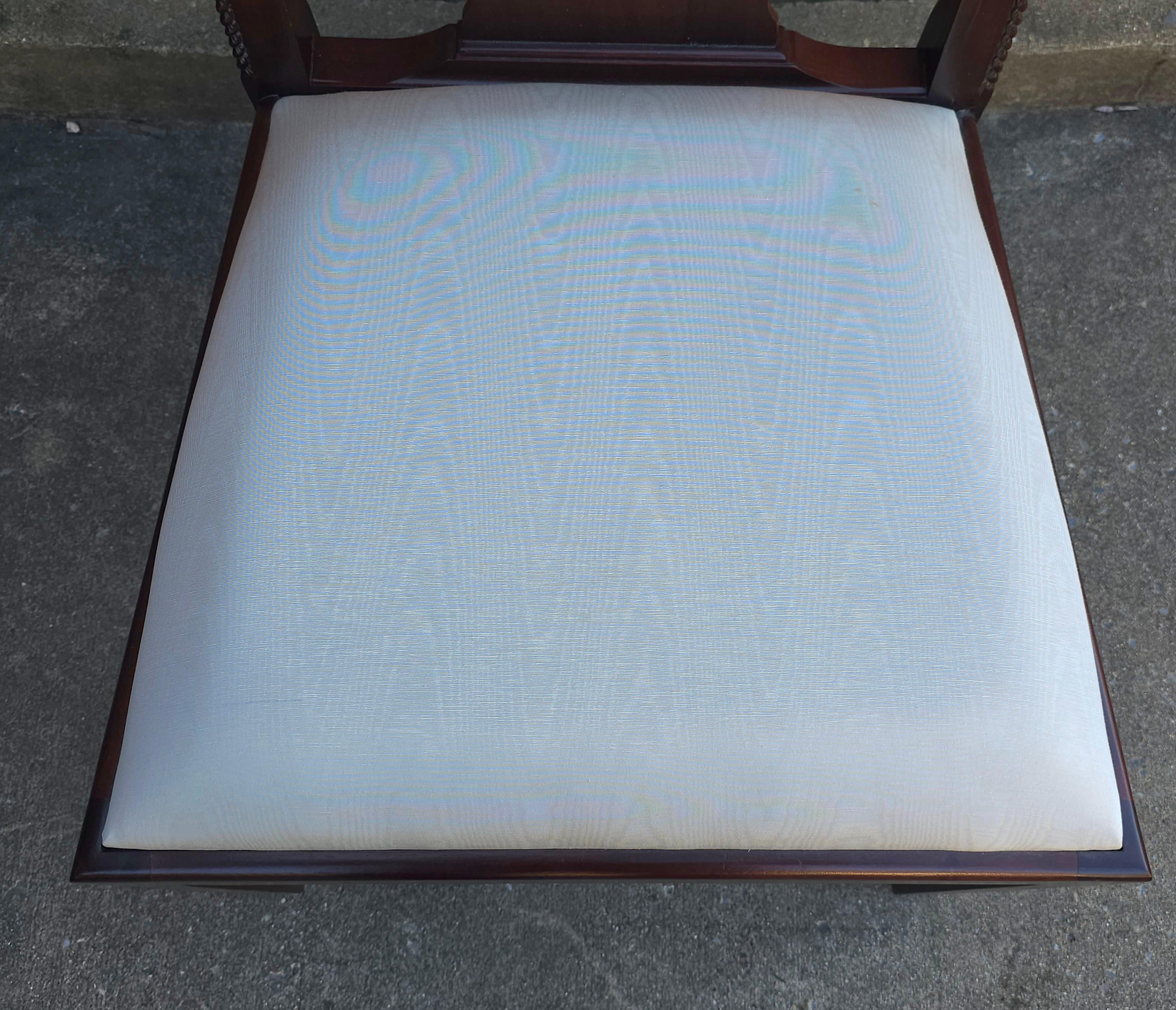 Chaise d'appoint de style Chippendale Maitland Smith en acajou sculpté et tapissée Excellent état - En vente à Germantown, MD