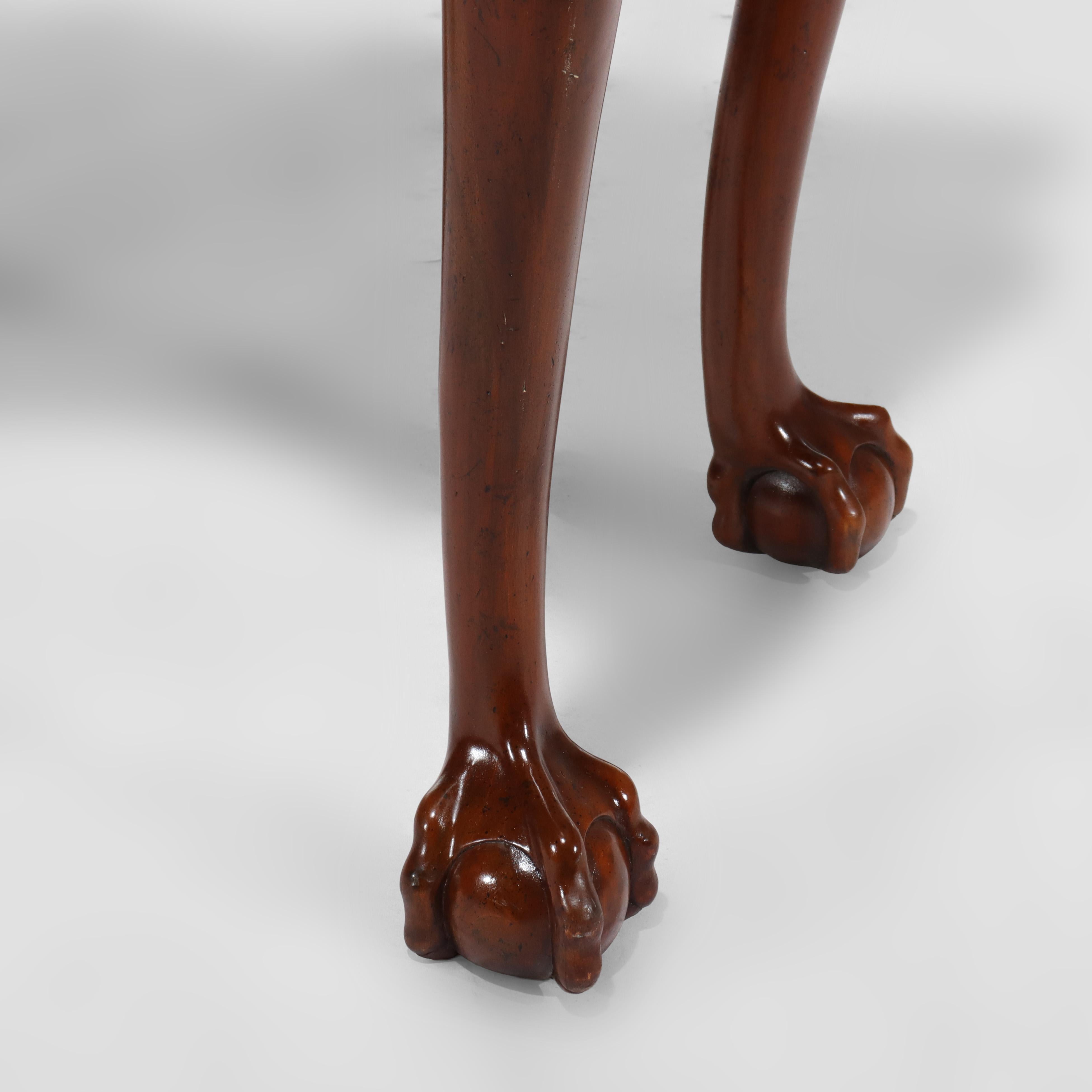 Maitland Smith Table de jeu en acajou sculpté de style Chippendale avec pieds griffes Bon état - En vente à Big Flats, NY