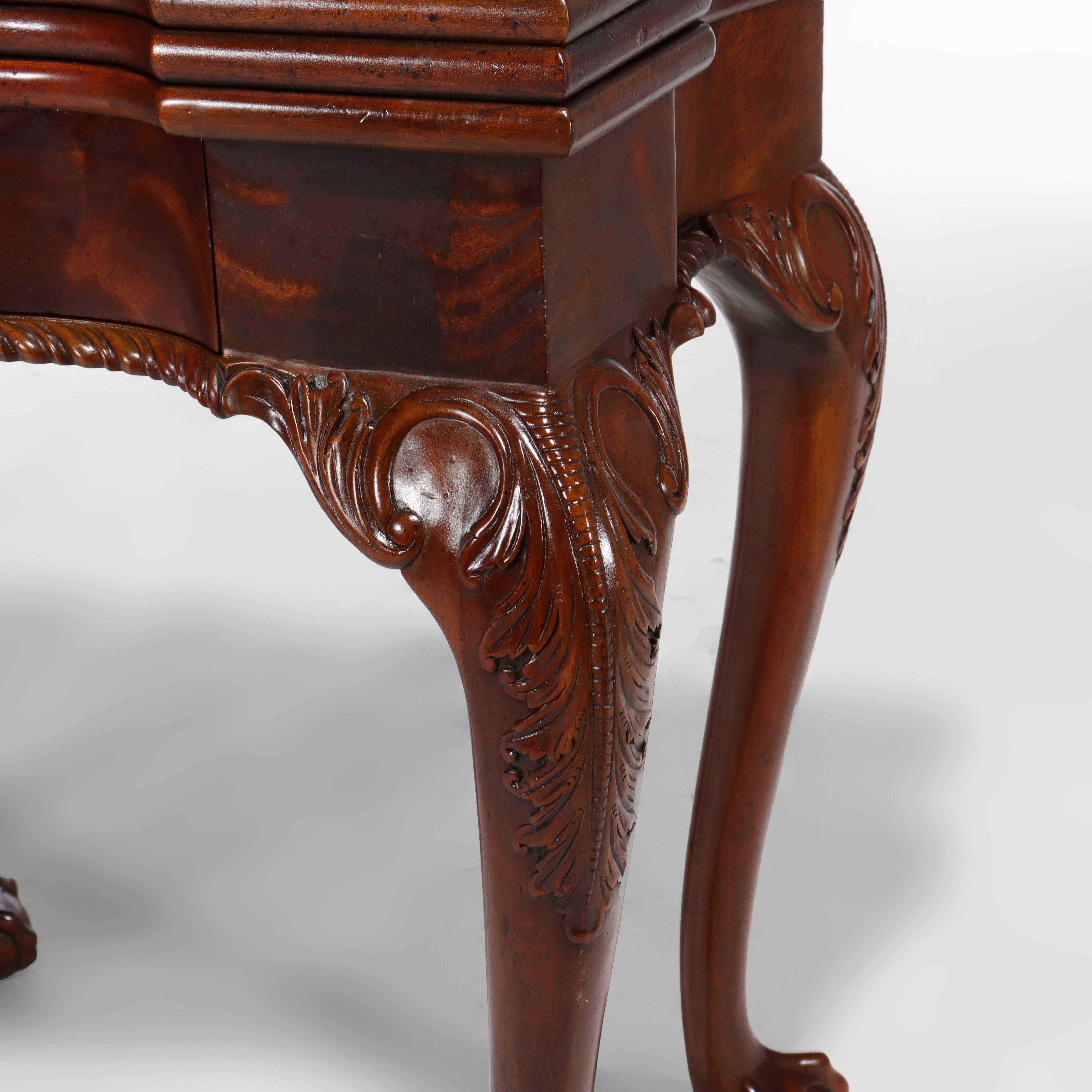 20ième siècle Maitland Smith Table de jeu en acajou sculpté de style Chippendale avec pieds griffes en vente