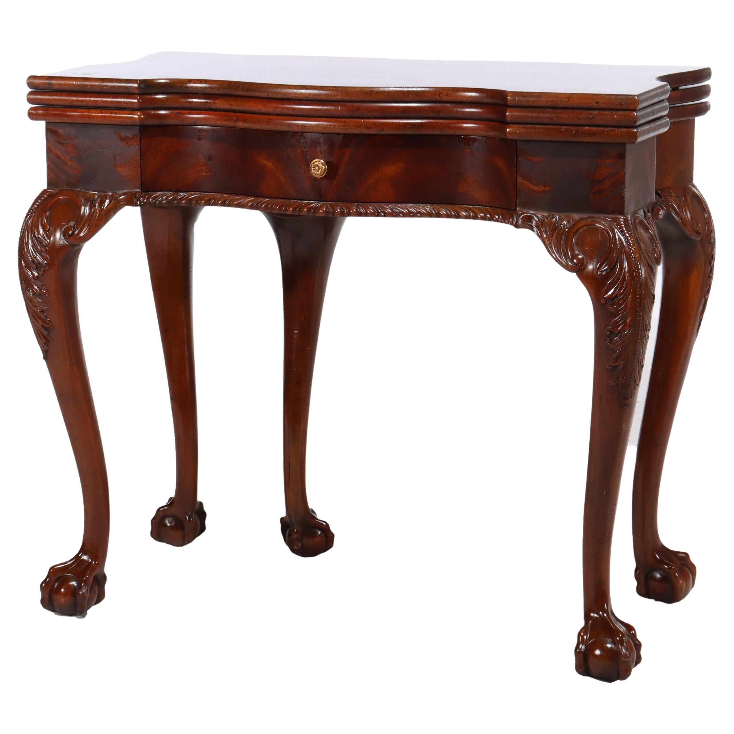 Maitland Smith Table de jeu en acajou sculpté de style Chippendale avec pieds griffes en vente