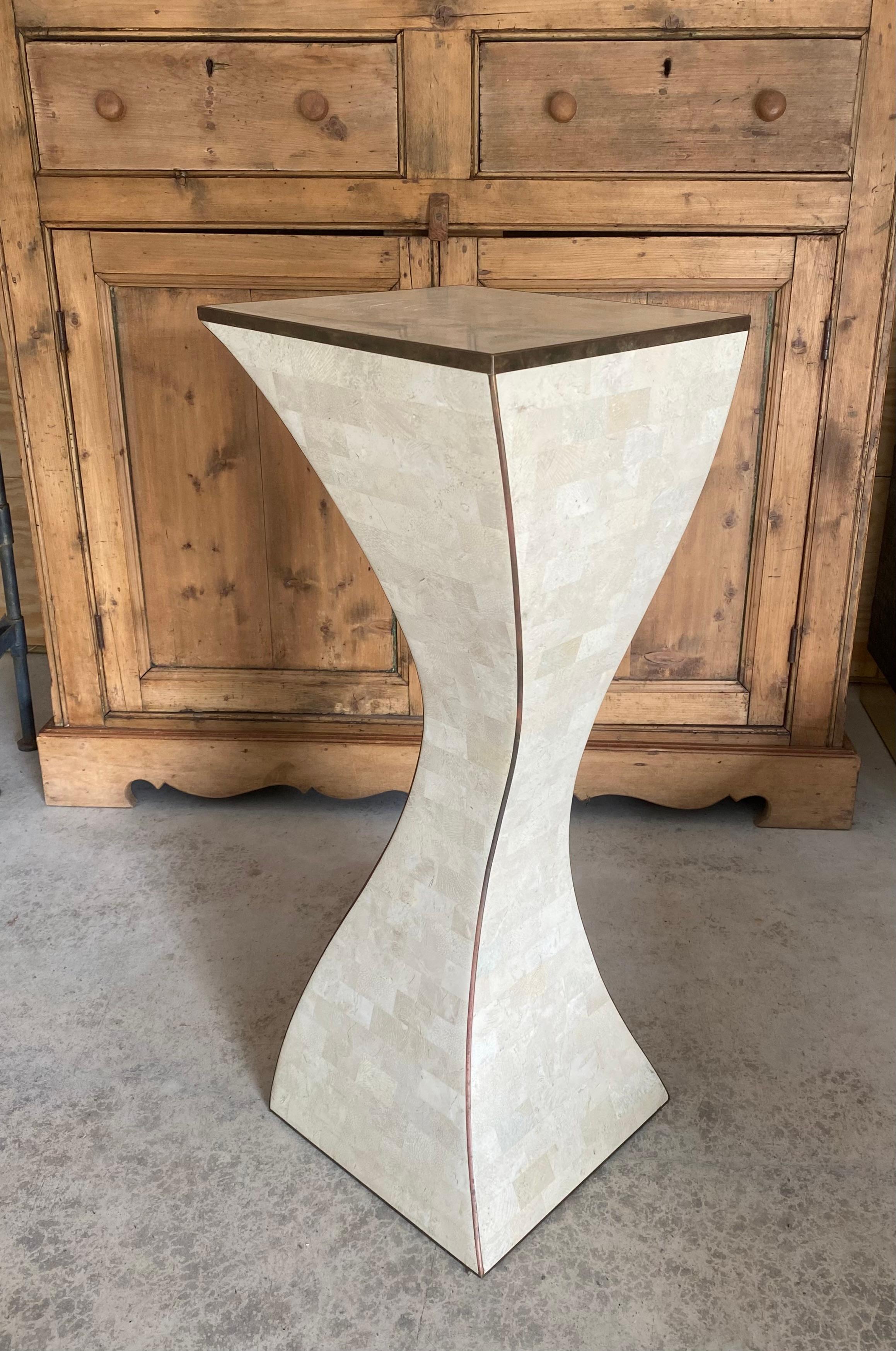 Piedistallo scultoreo in ottone e corallo di Maitland Smith in vendita 2