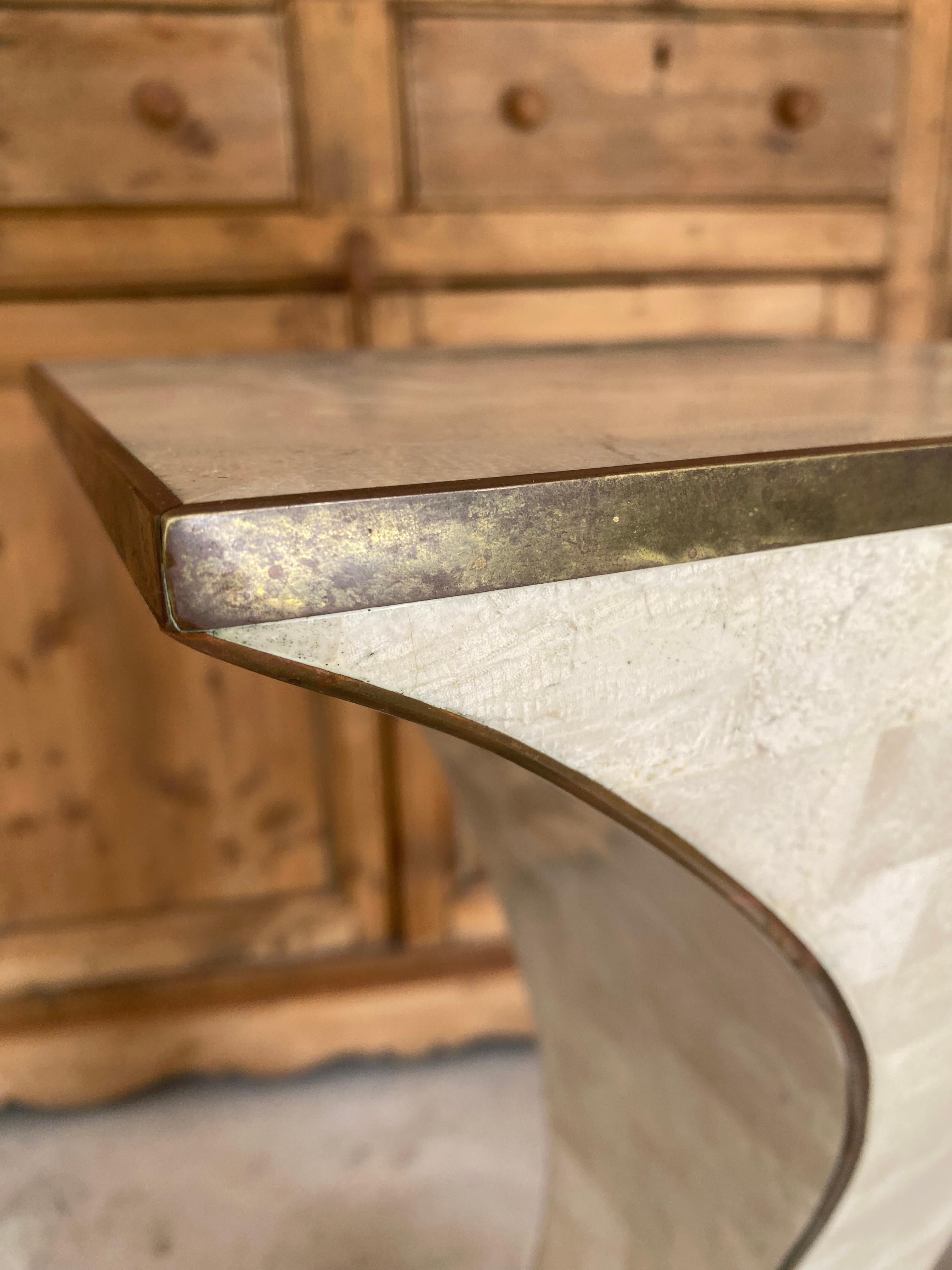Piedistallo scultoreo in ottone e corallo di Maitland Smith in vendita 6