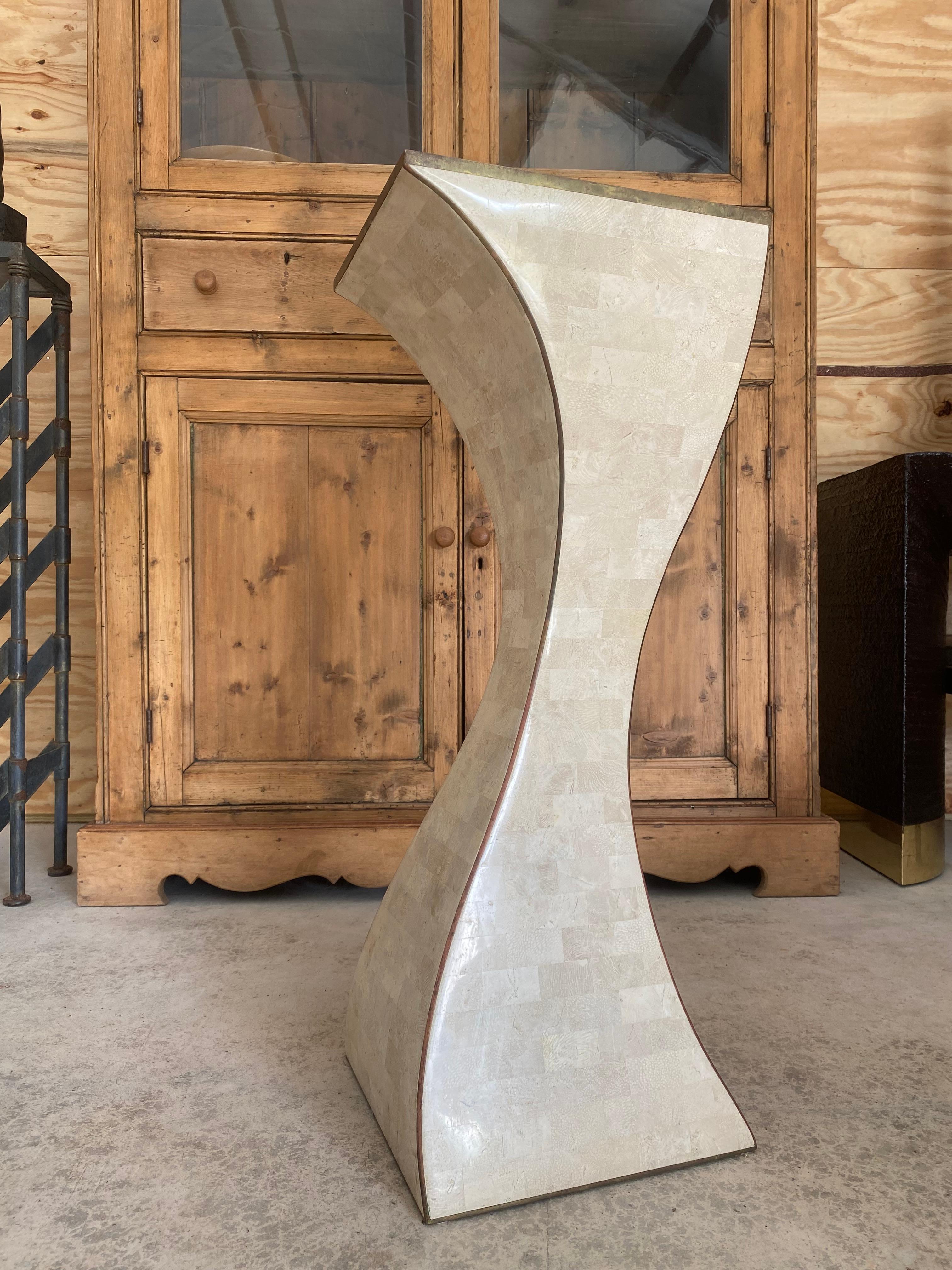 Piedistallo scultoreo in ottone e corallo di Maitland Smith in vendita 7