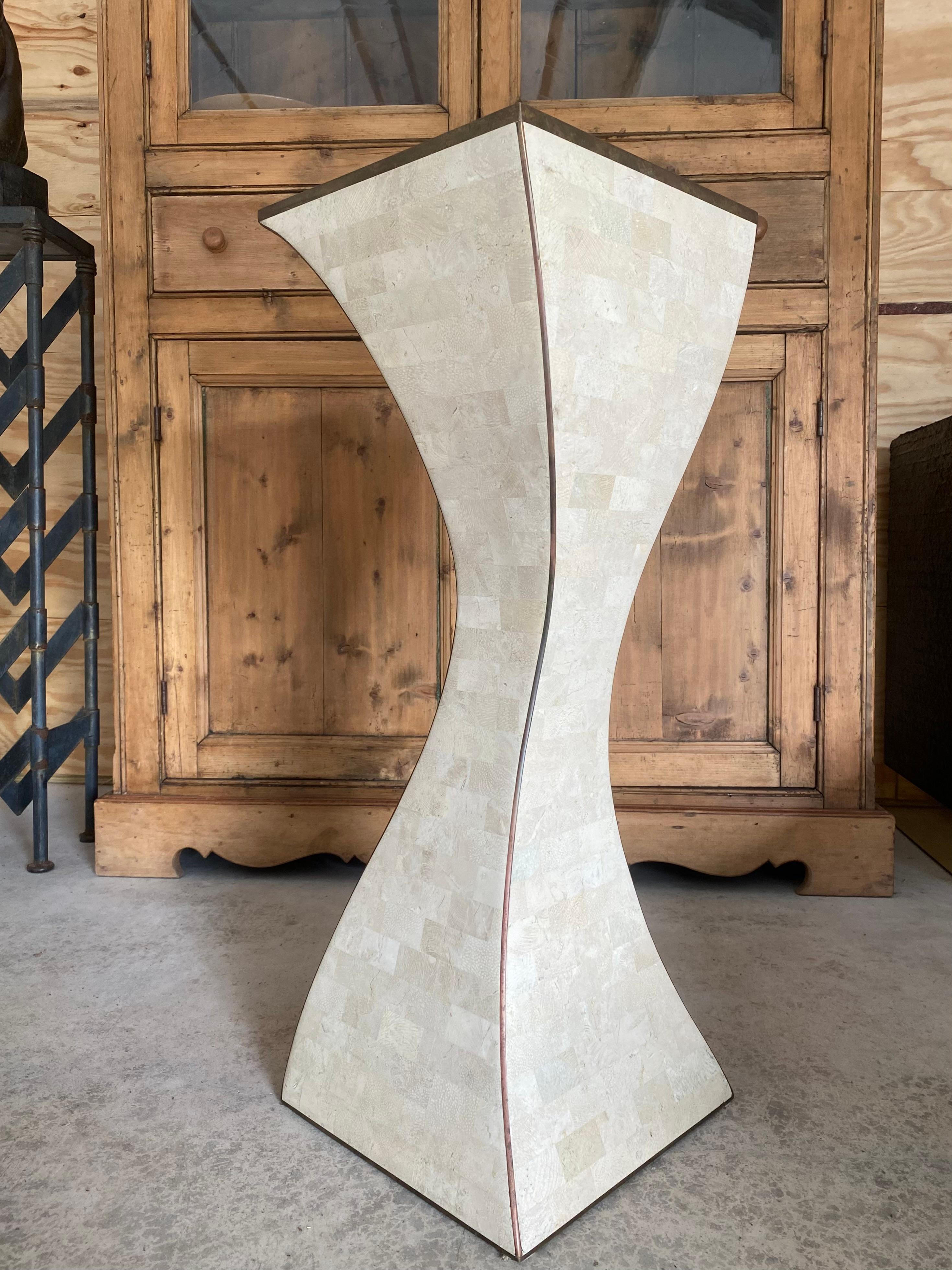 Piedistallo scultoreo in ottone e corallo di Maitland Smith in vendita 9