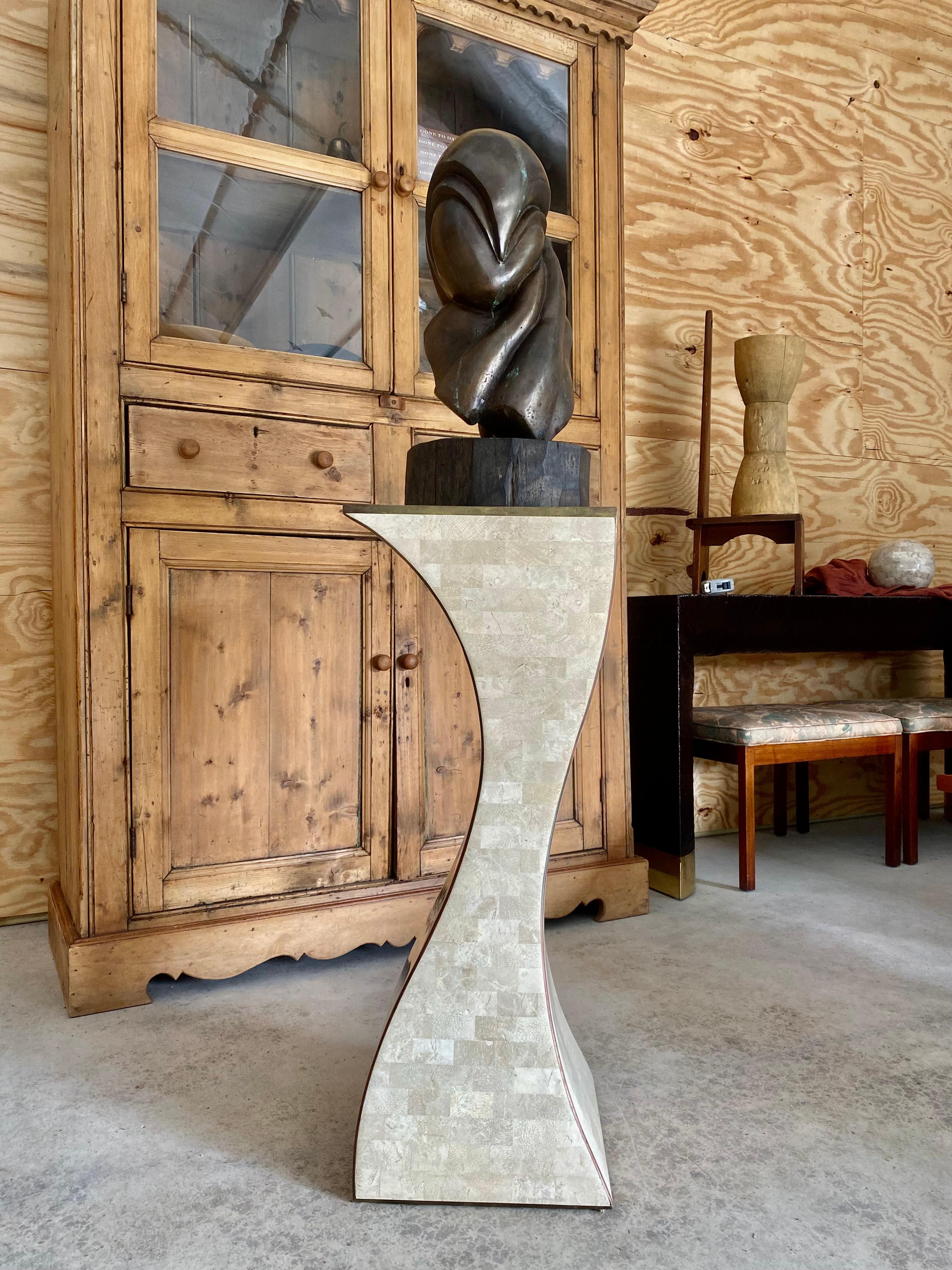 Piedistallo scultoreo in corallo tassellato con finiture in ottone. Una forma rara che aggiunge interesse e una forma unica per esporre la scultura più speciale o una meravigliosa esposizione floreale.

Creato da un substrato di legno per una base