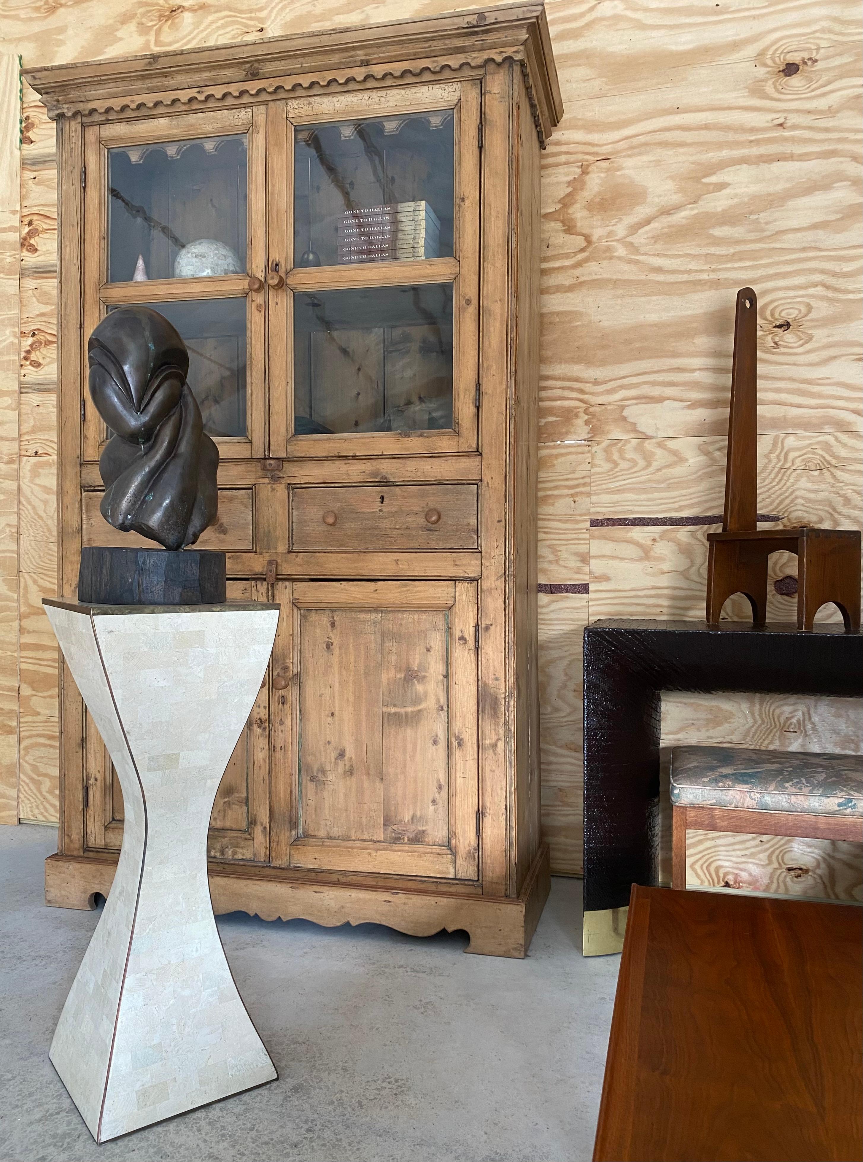 Filippino Piedistallo scultoreo in ottone e corallo di Maitland Smith in vendita