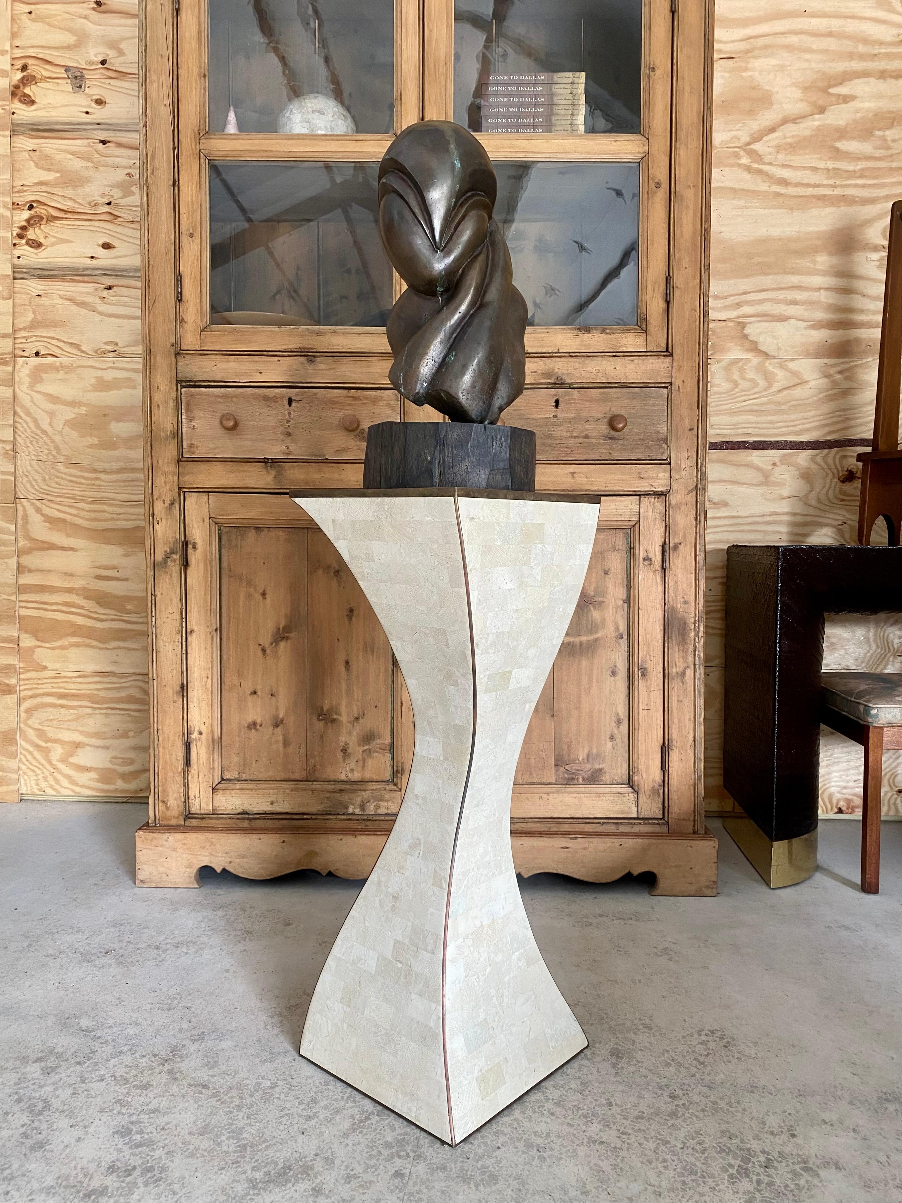 Fatto a mano Piedistallo scultoreo in ottone e corallo di Maitland Smith in vendita
