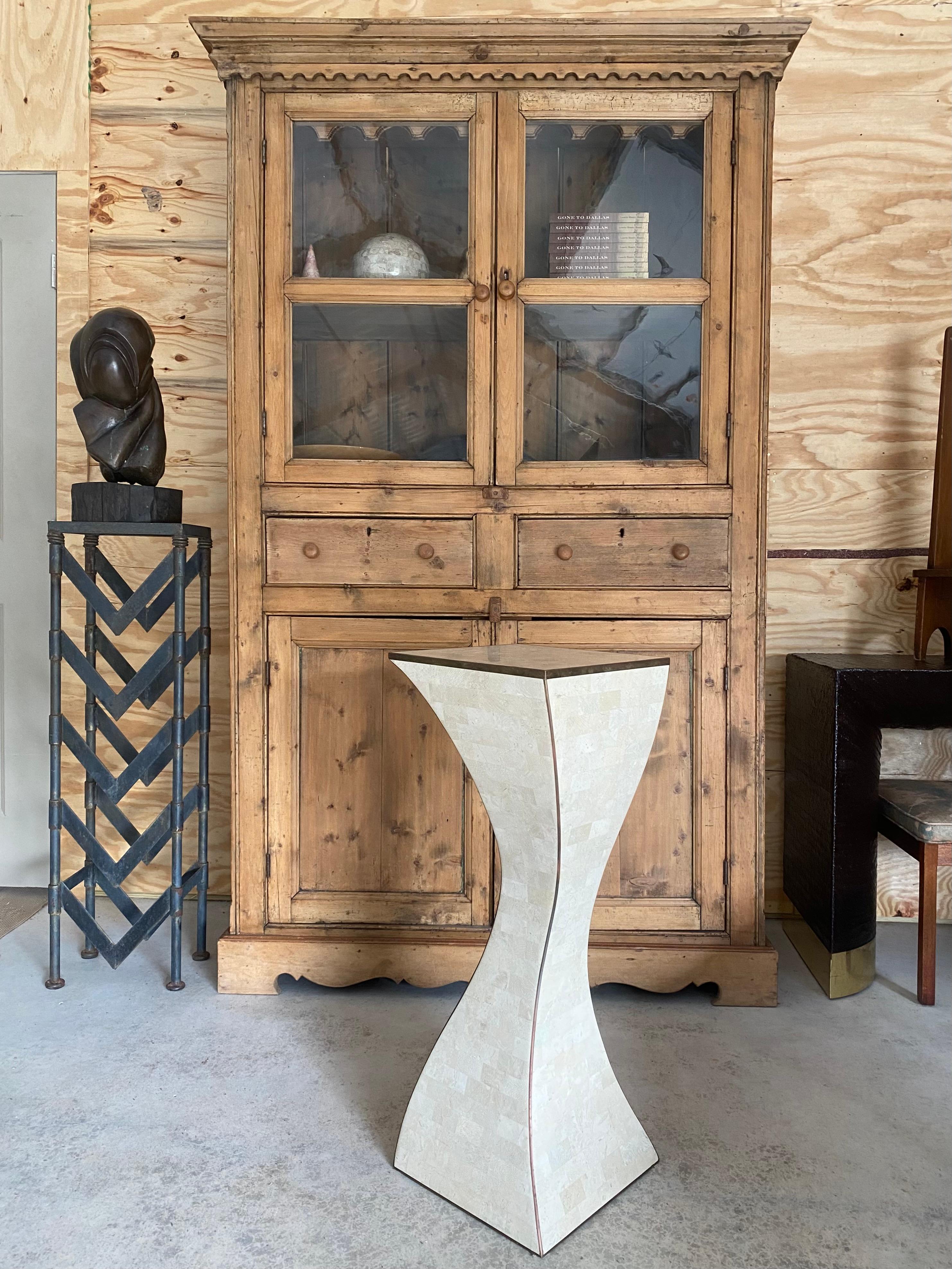 Piedistallo scultoreo in ottone e corallo di Maitland Smith In condizioni buone in vendita a Round Top, TX