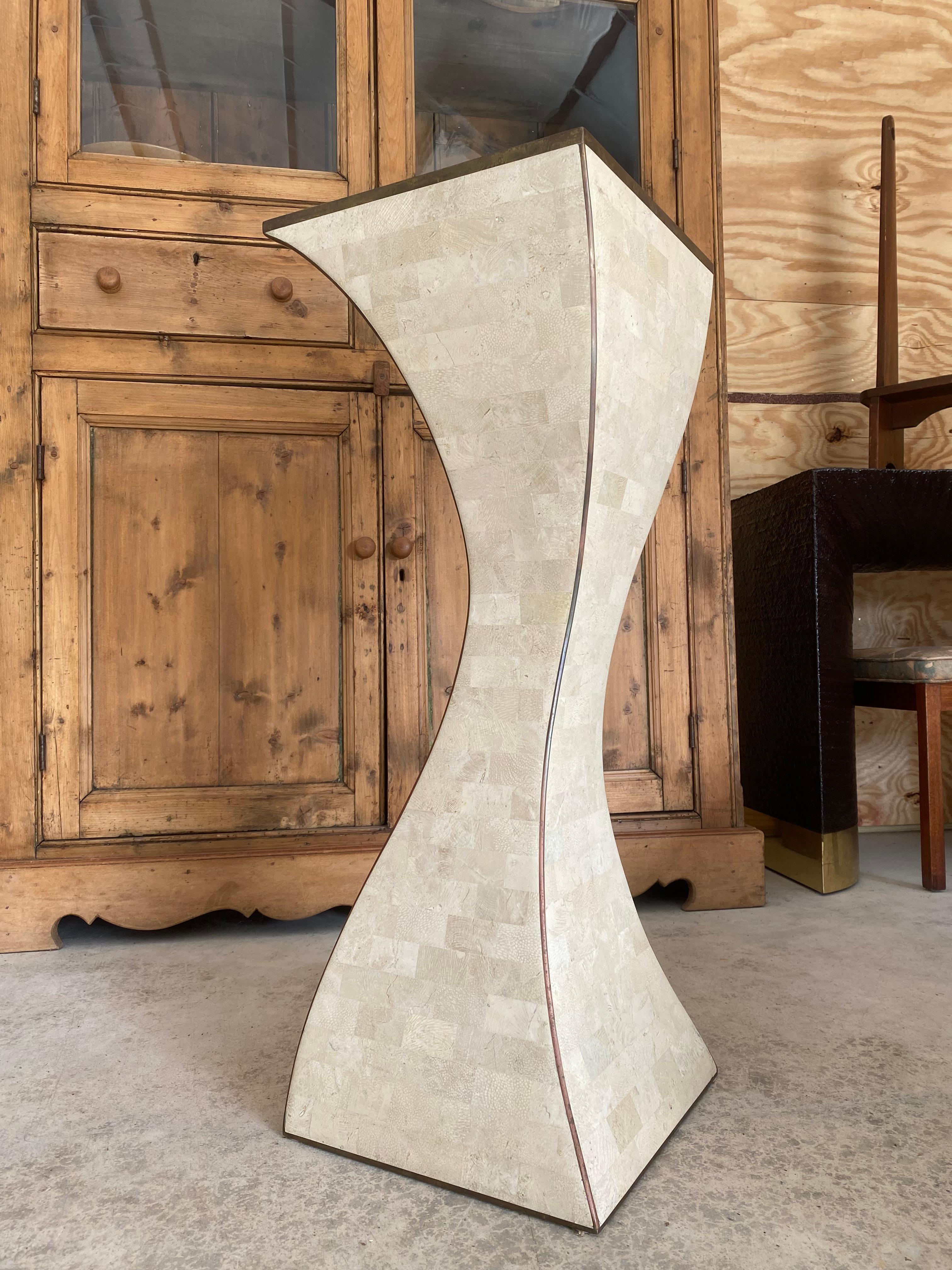 Ottone Piedistallo scultoreo in ottone e corallo di Maitland Smith in vendita