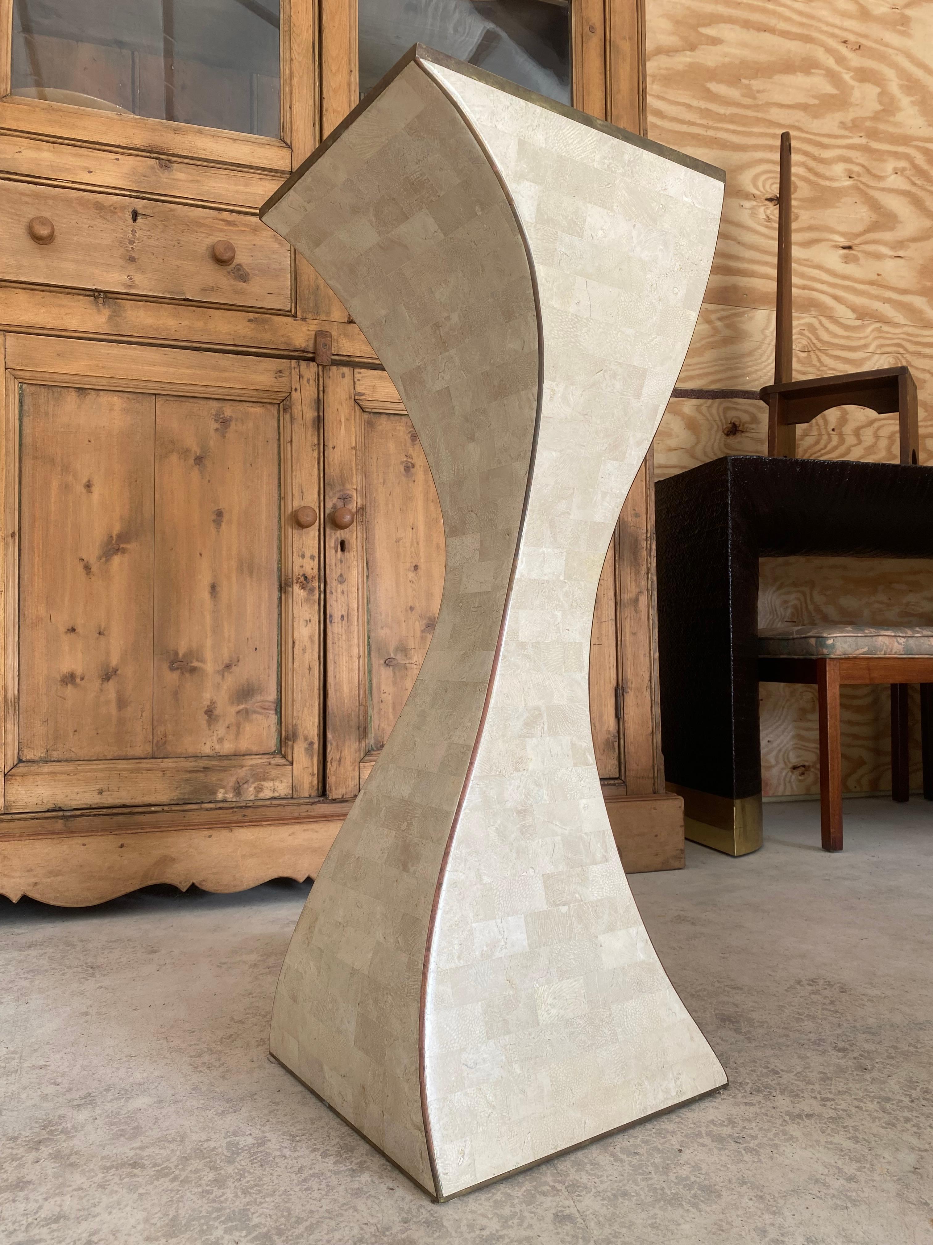 Piedistallo scultoreo in ottone e corallo di Maitland Smith in vendita 1