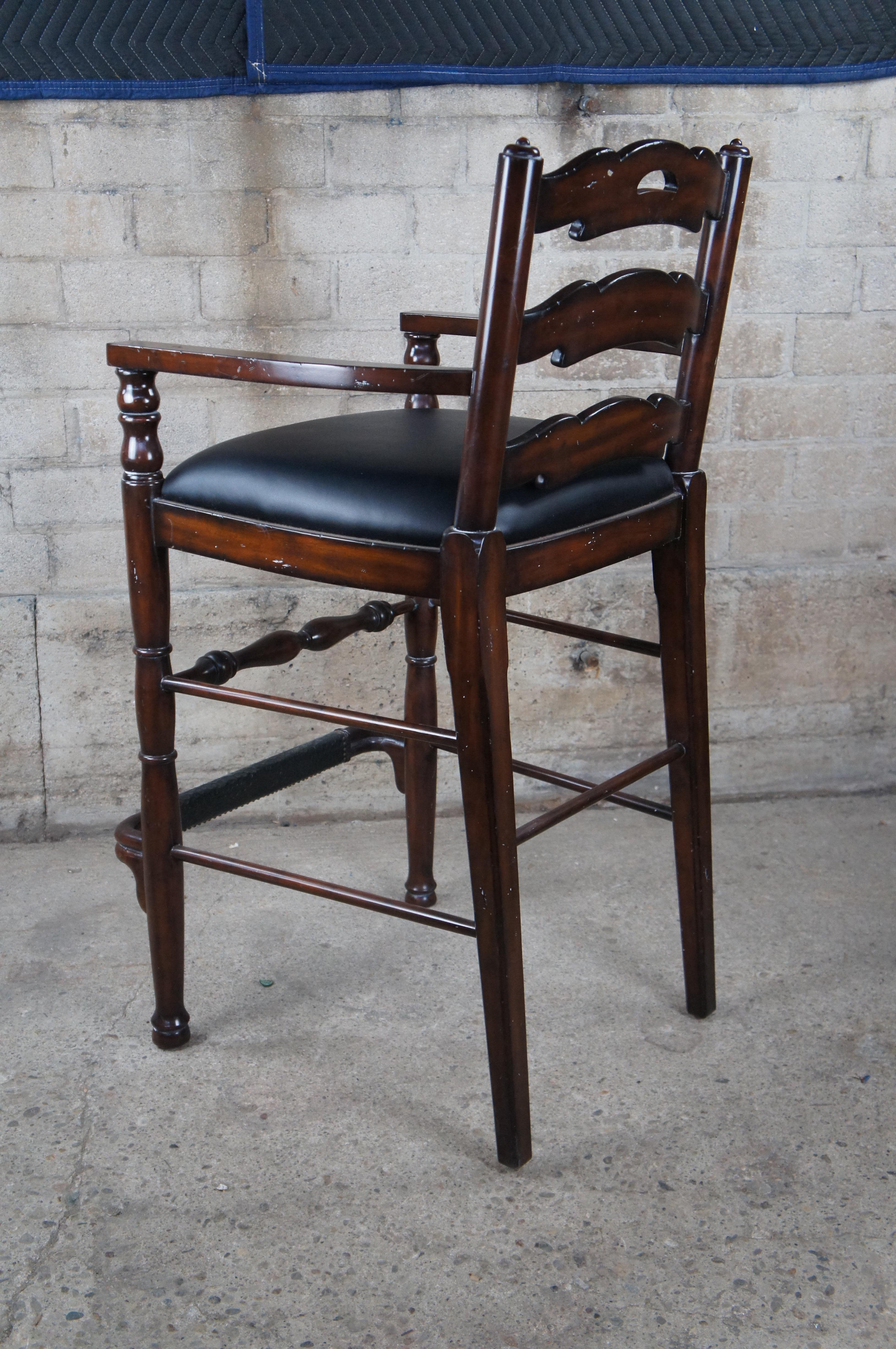 Maitland Smith Taburete de bar Country French Hunt Club de caoba y cuero con respaldo de escalera en venta 4