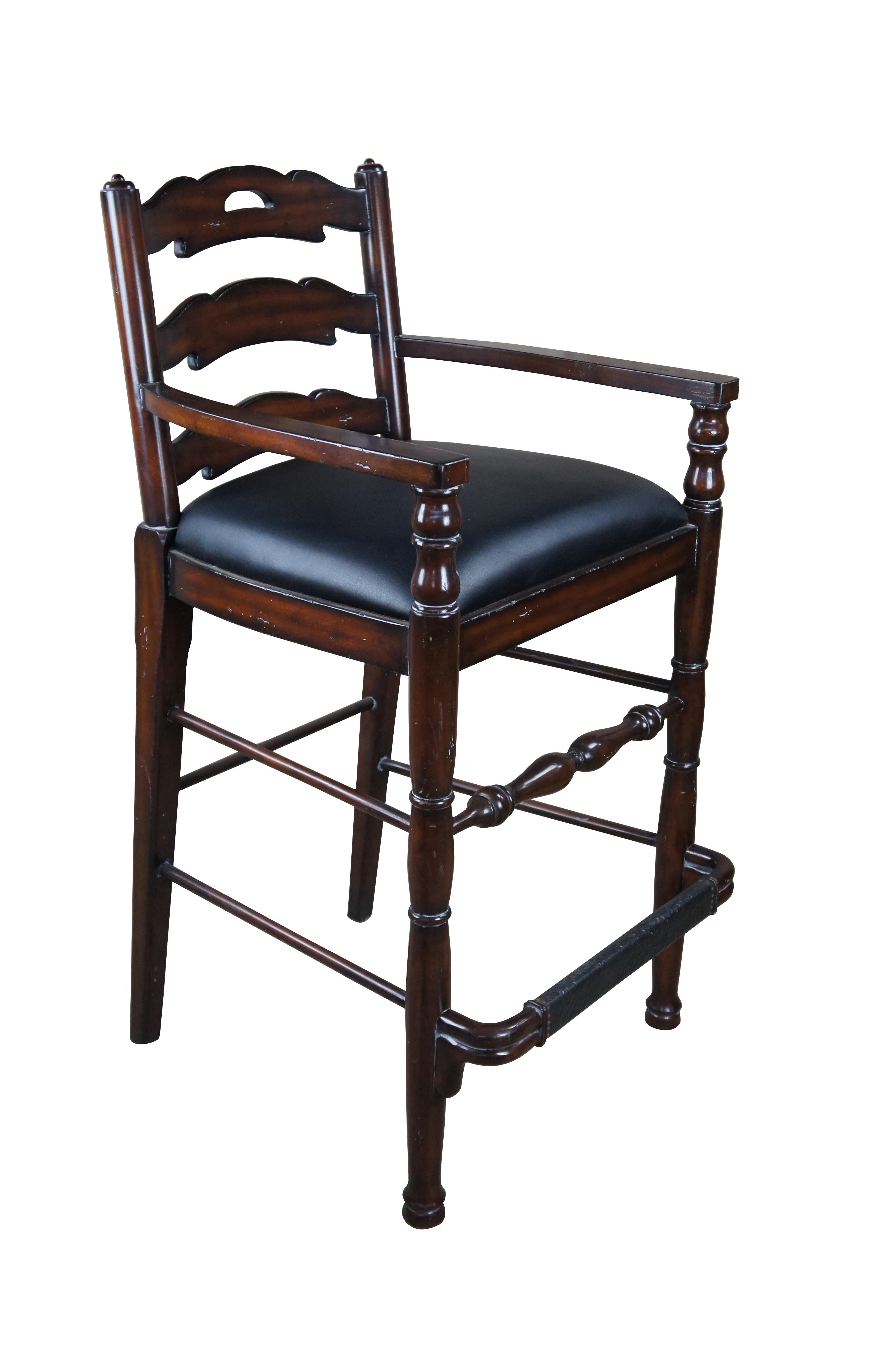 Taburete de bar Maitland Smith Hunt Club, nº 985.  Presenta una estructura de caoba con respaldo en escalera y asiento de cuero negro.  Incluye patas torneadas y reposapiés de cuero. Acabado naturalmente envejecido.

Dimensiones:
23,5
