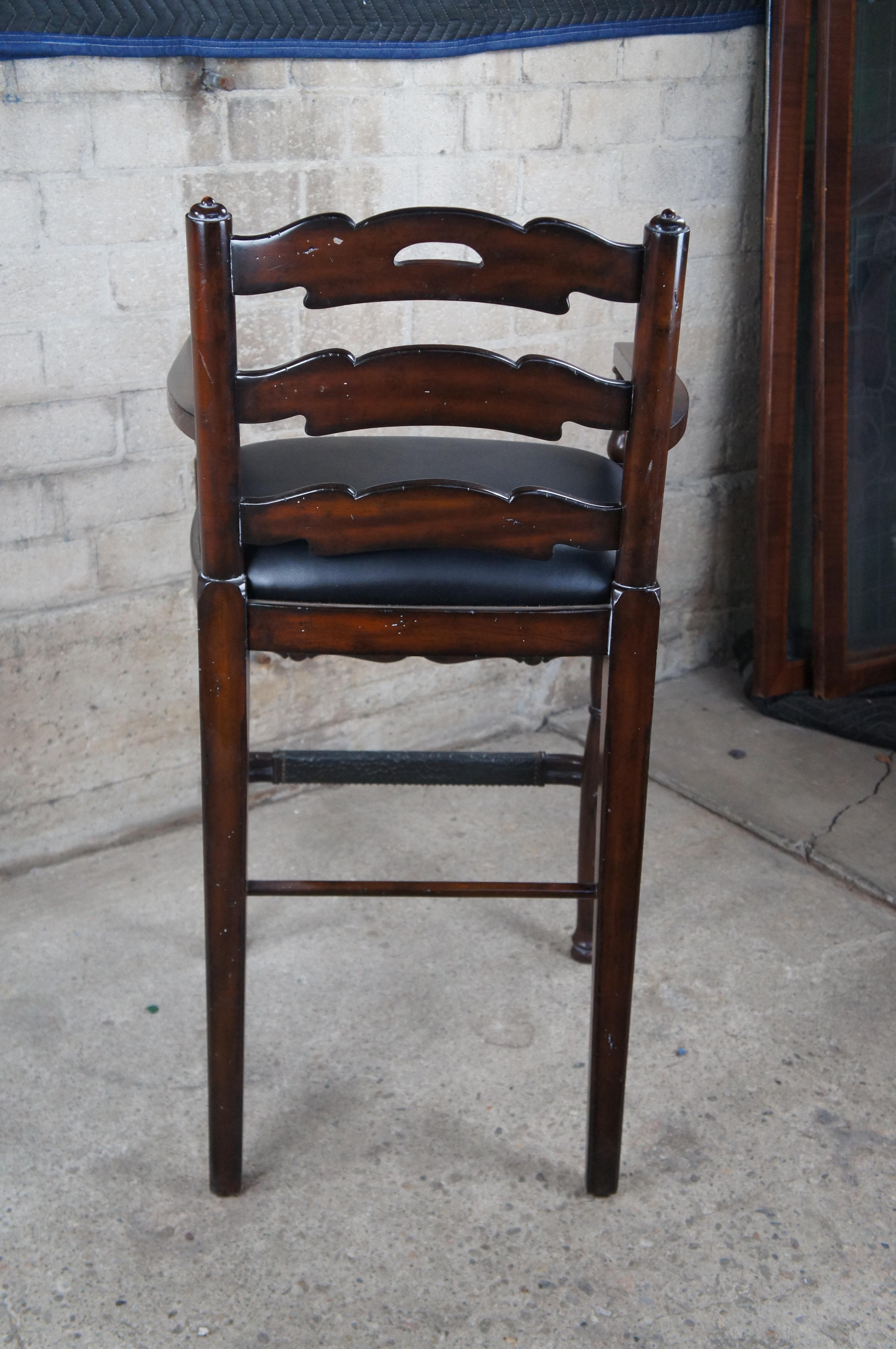 Maitland Smith Taburete de bar Country French Hunt Club de caoba y cuero con respaldo de escalera en venta 3