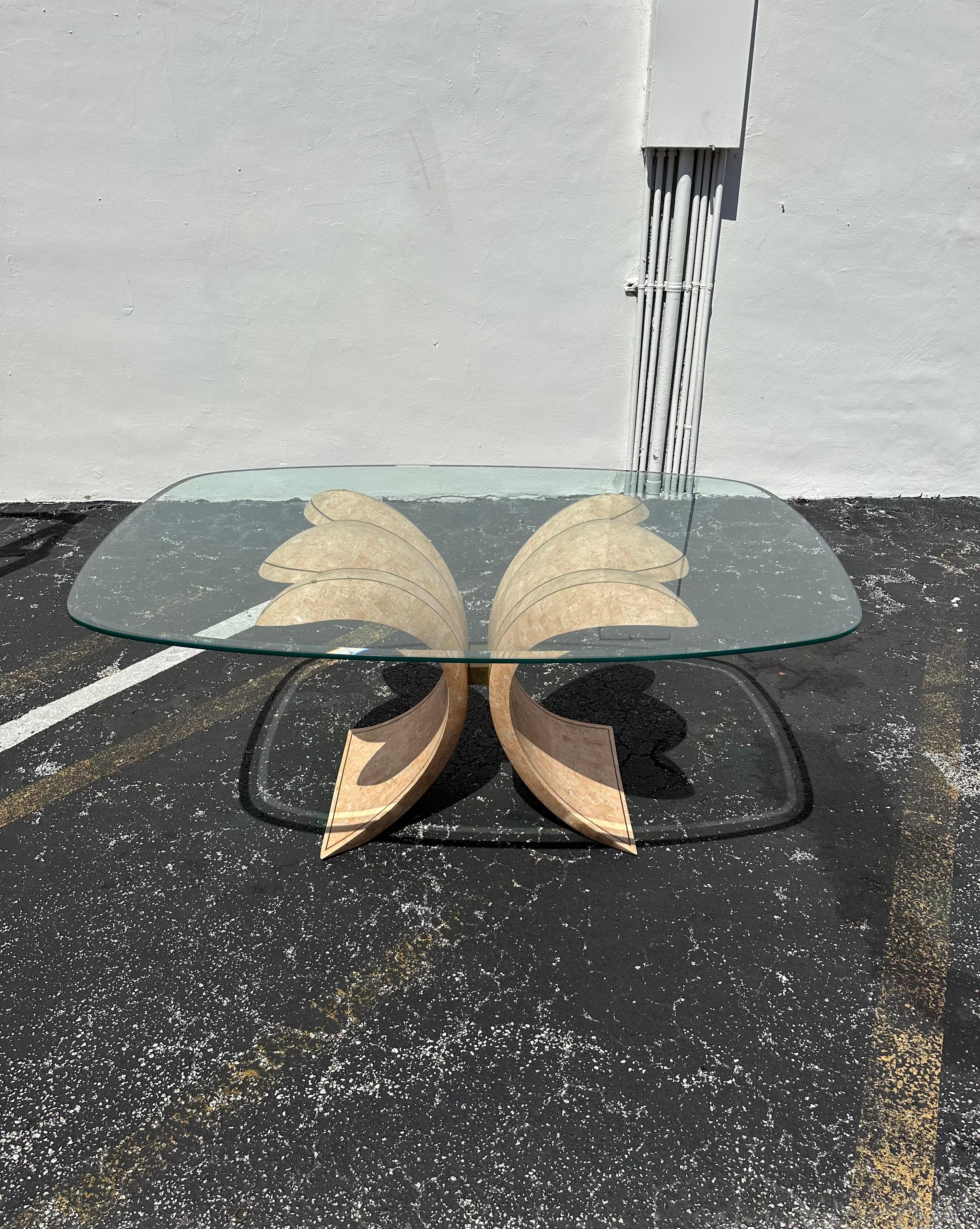 Postmoderne Table de salle à manger Maitland-Smith en travertin et incrustation de laiton en vente