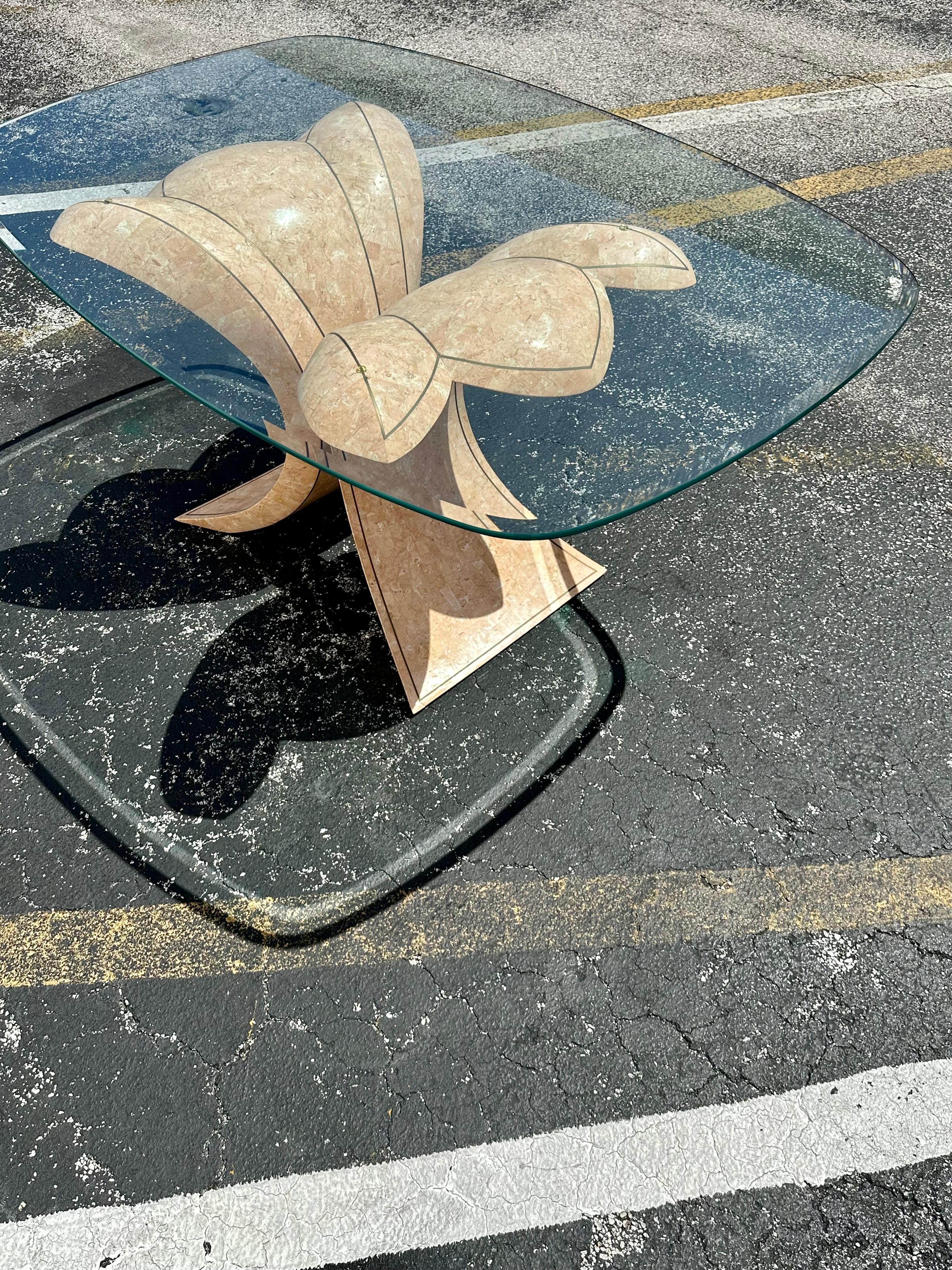Table de salle à manger Maitland-Smith en travertin et incrustation de laiton Bon état - En vente à Fort Lauderdale, FL