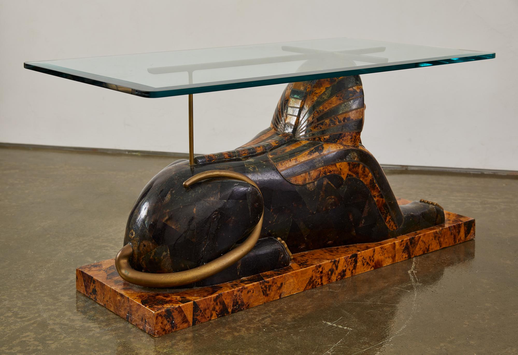 Néo-égyptien Table basse Sphinx en marbre, pierre et verre Maitland Smith Egyptian Revive  C 1970 en vente