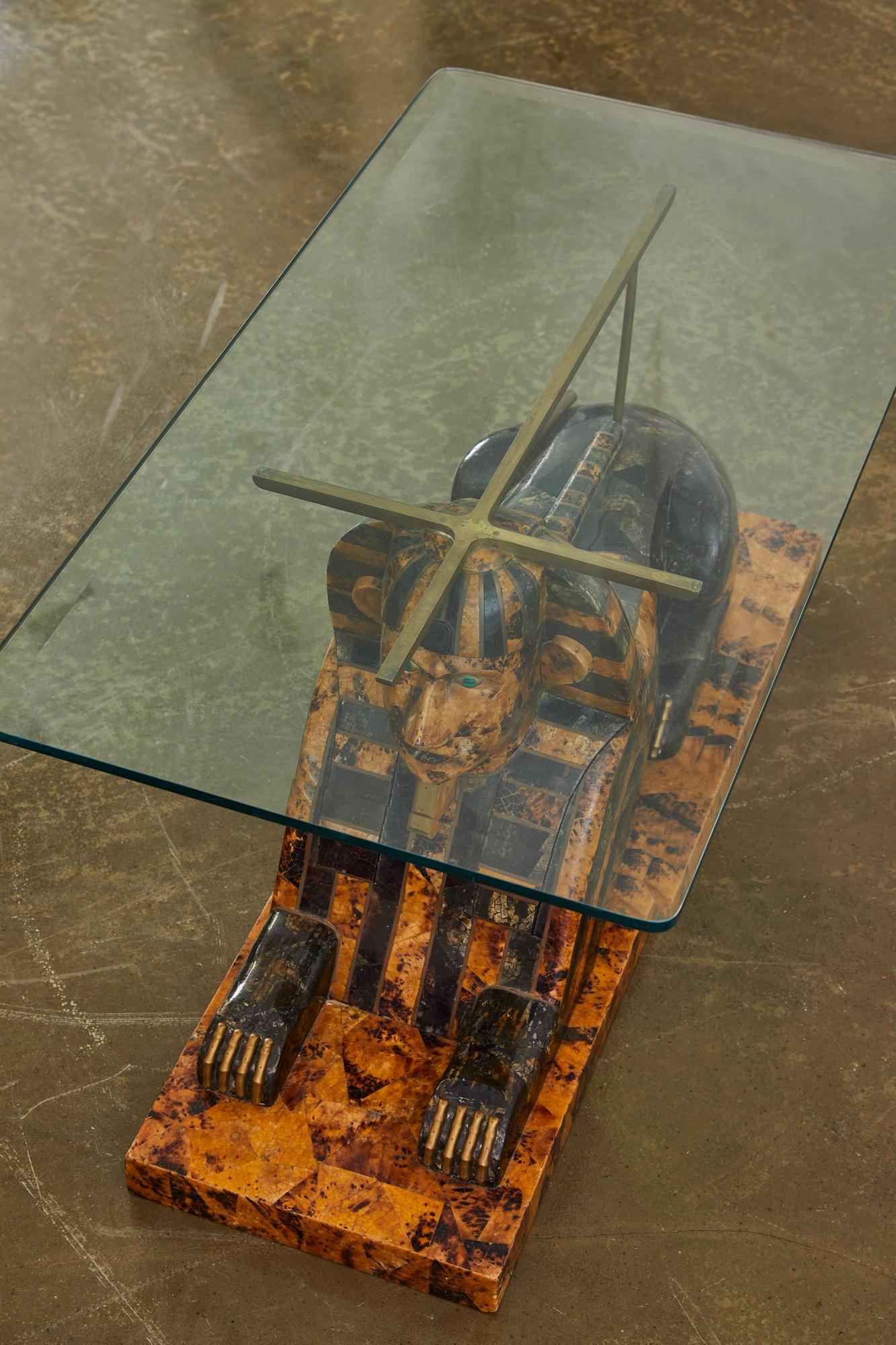 Nord-américain Table basse Sphinx en marbre, pierre et verre Maitland Smith Egyptian Revive  C 1970 en vente