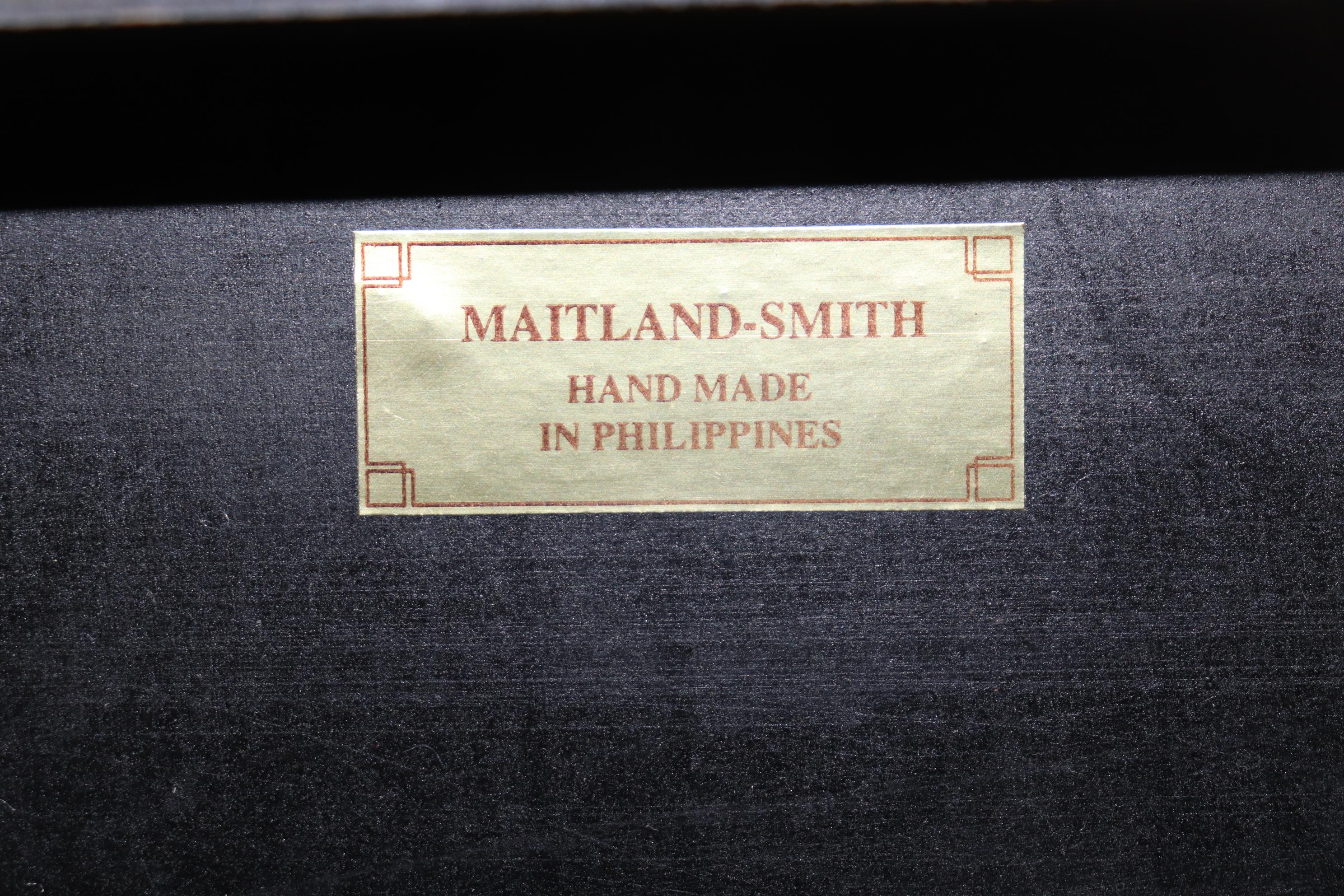Commode Maitland Smith enveloppée de cuir gaufré  en vente 8