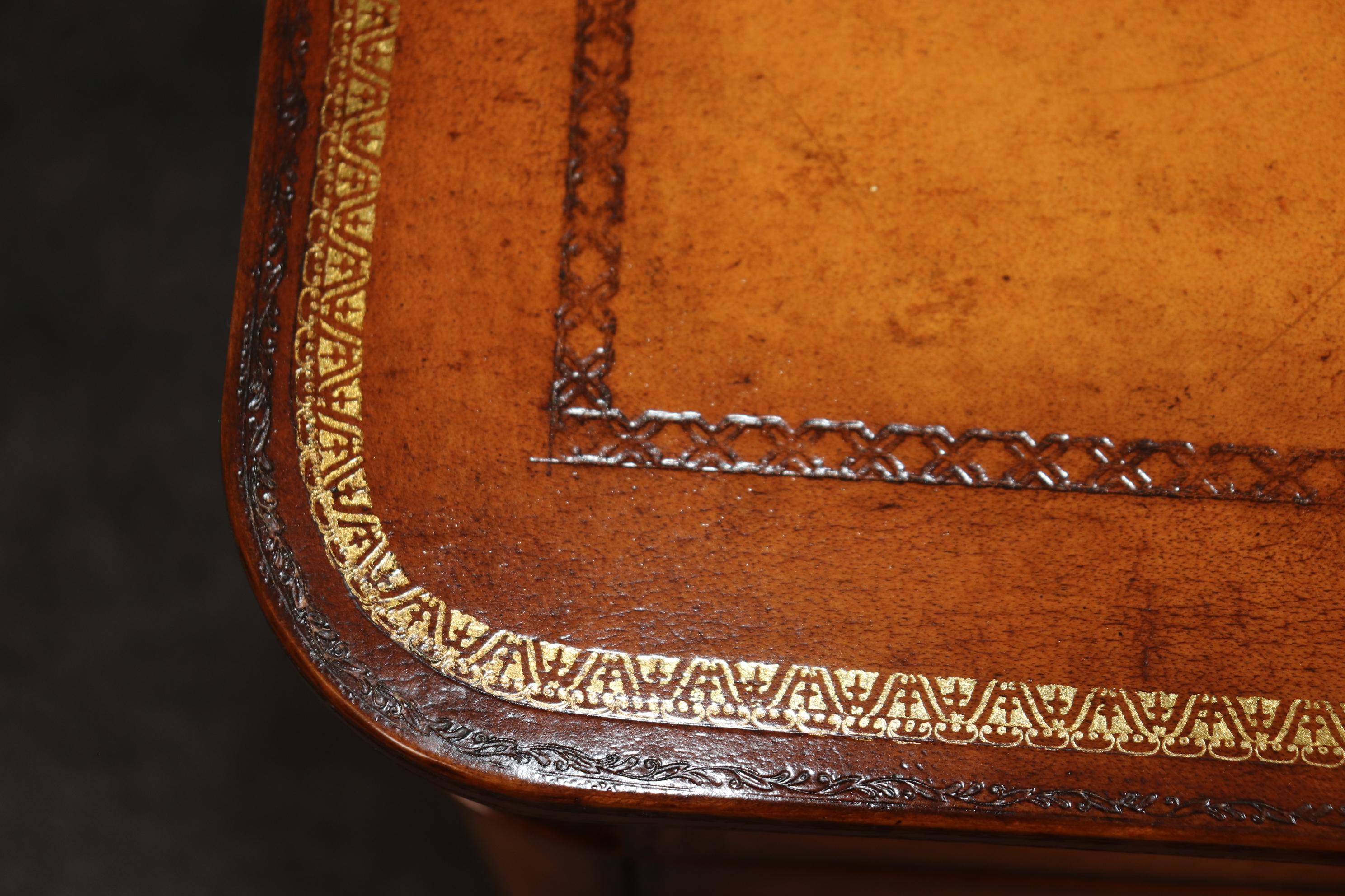 Il s'agit d'une superbe commode Maitland Smith enveloppée de cuir et estampée à l'or fin. La pièce est finie dans un cuir patiné antique avec une détresse intentionnelle et un vieillissement ajouté pour donner l'impression d'être antique. Le coffre