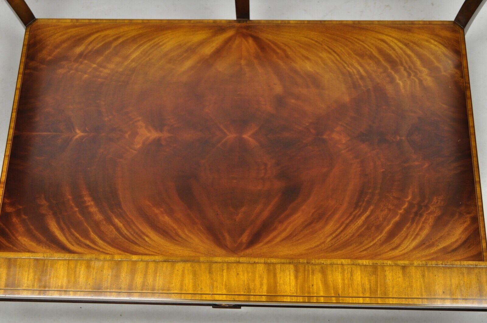 Maitland Smith Empire-Stil, großer Couchtisch aus Mahagoni mit Glasplatte und Intarsien aus Mahagoni mit Bändern im Angebot 7