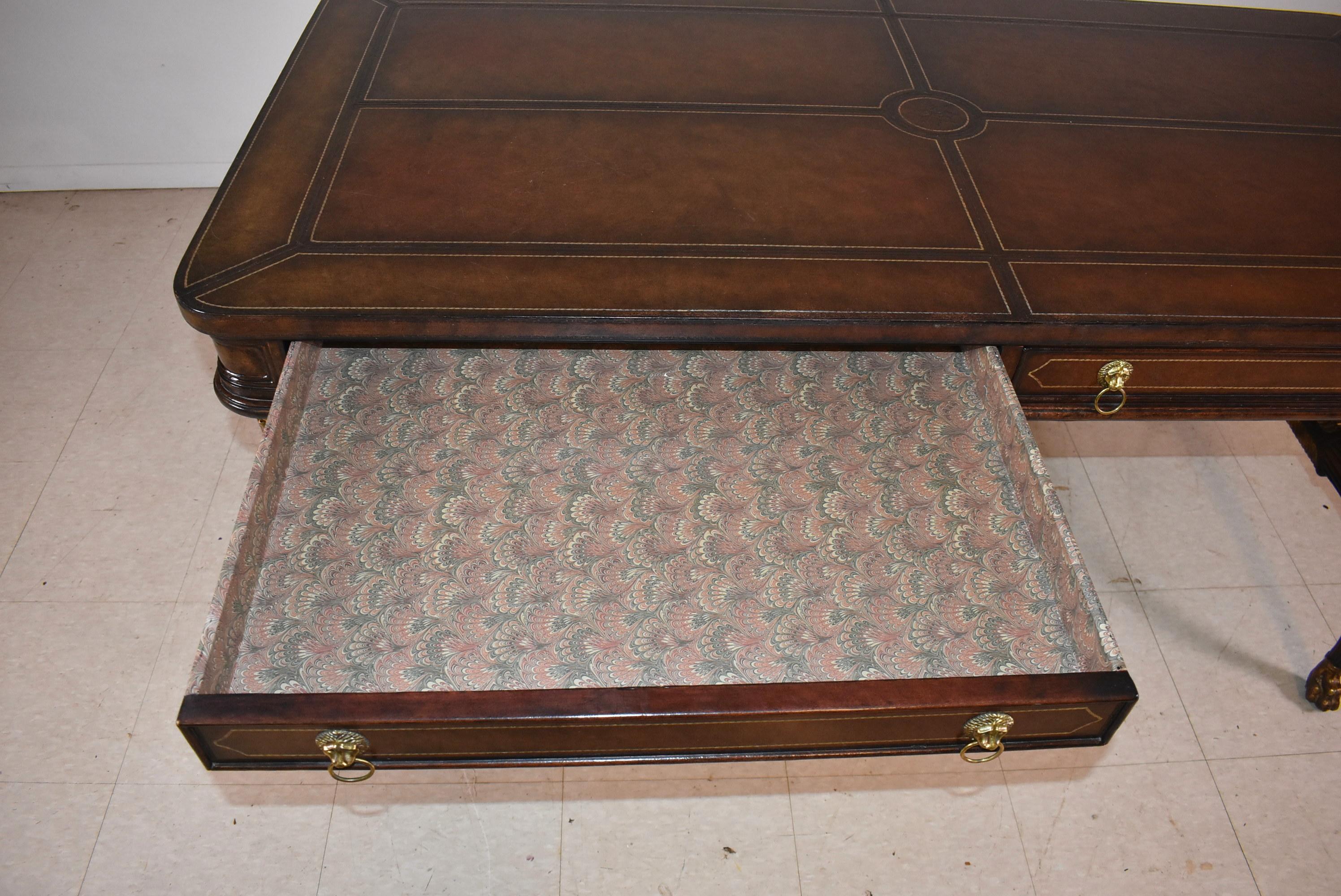 Maitland Smith Empire Style Schreibtisch mit Lederplatte im Angebot 1