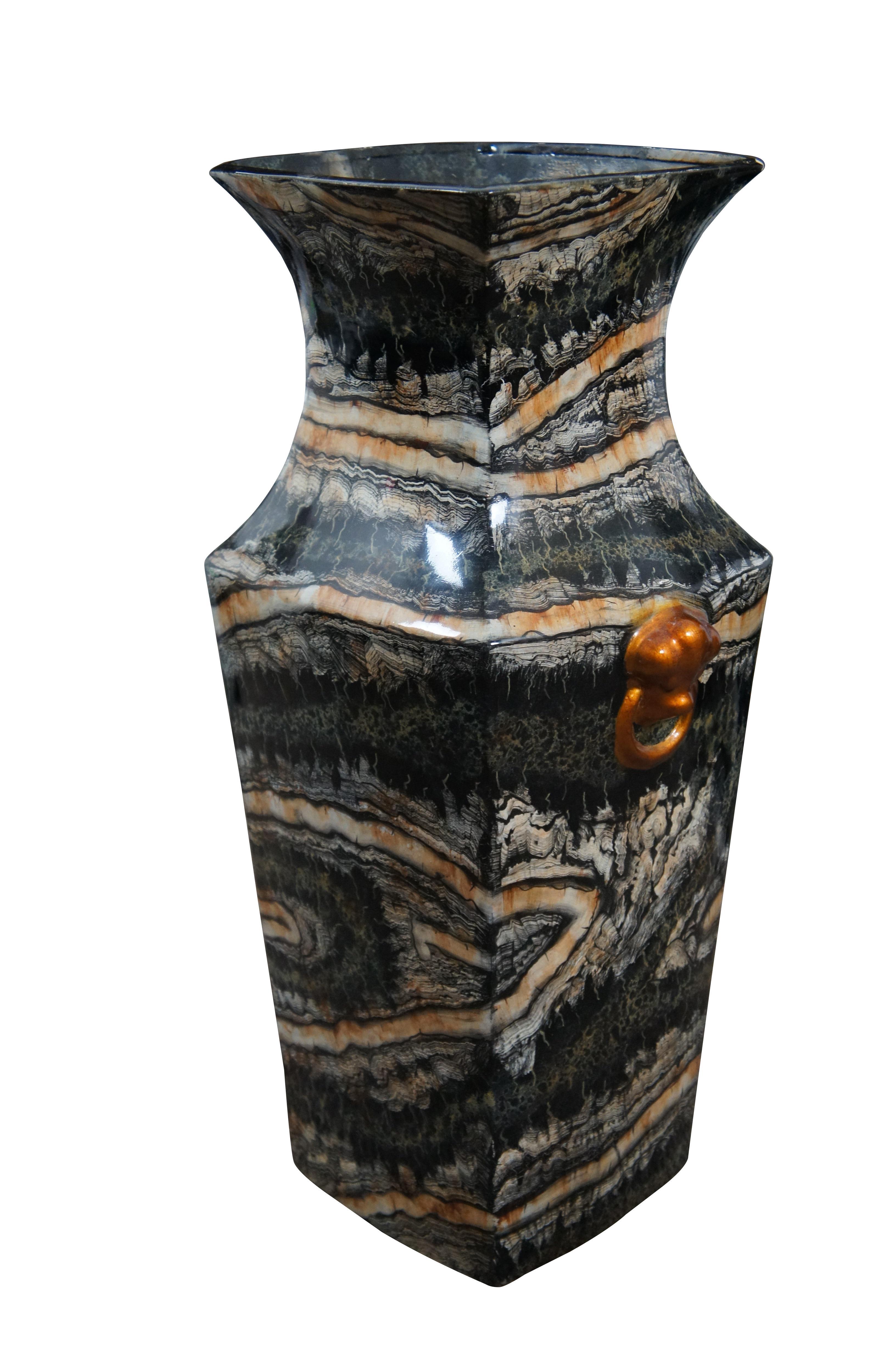 Vase de sol Maitland Smith de la fin du 20e siècle, présentant une forme de vase quadrillé traditionnel de la famille chinoise et un heurtoir en fausse coquille Saint-Jacques avec des poignées en anneau, peints en cuivre. En porcelaine / céramique