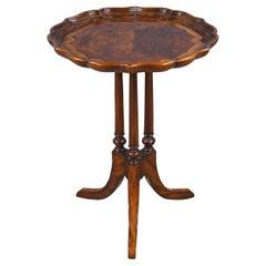 Tavolino con piedistallo a treppiede smerlato in stile georgiano di Maitland Smith Smith