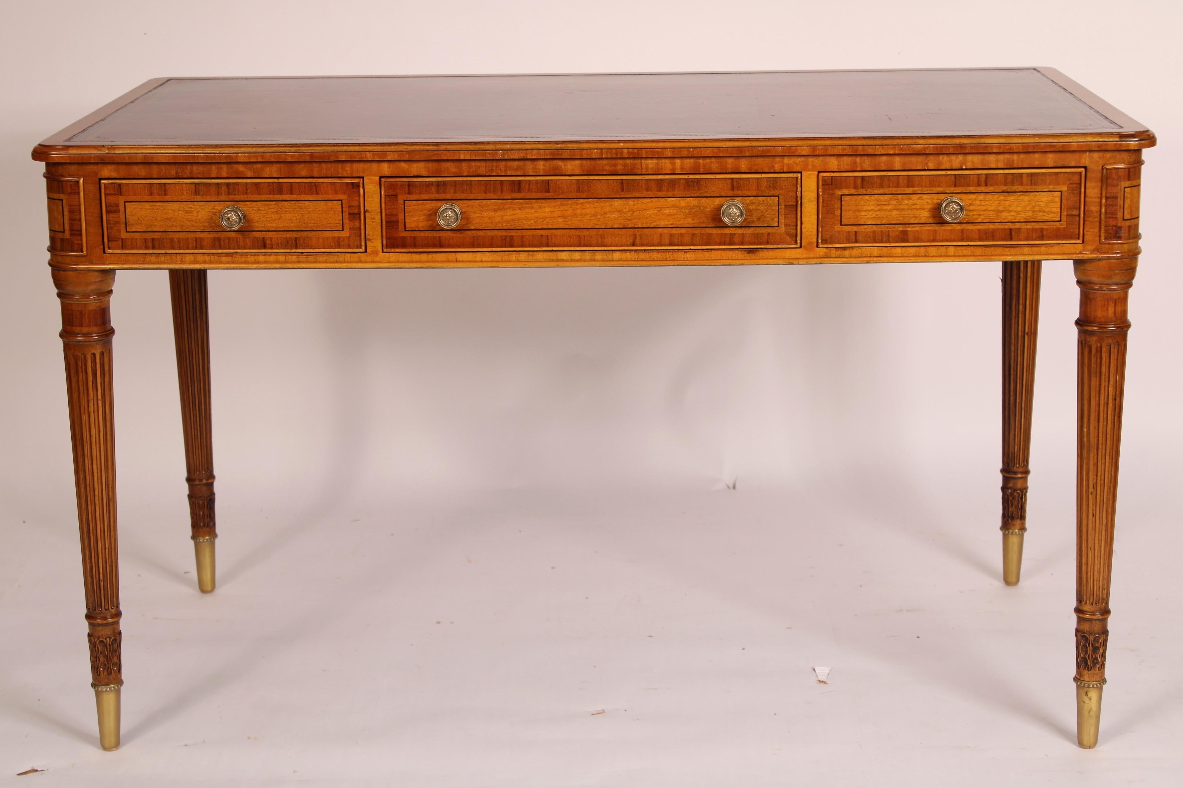 Tavolo da scrittura in stile Regency inglese in mogano e finto palissandro con piano in pelle lavorata, fine del XX secolo, realizzato da Maitland Smith. Con un piano rettangolare con angoli arrotondati, un piano in pelle con inserti in mogano, 3