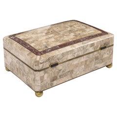 Maitland Smith Caja extragrande teselada de travertino y latón