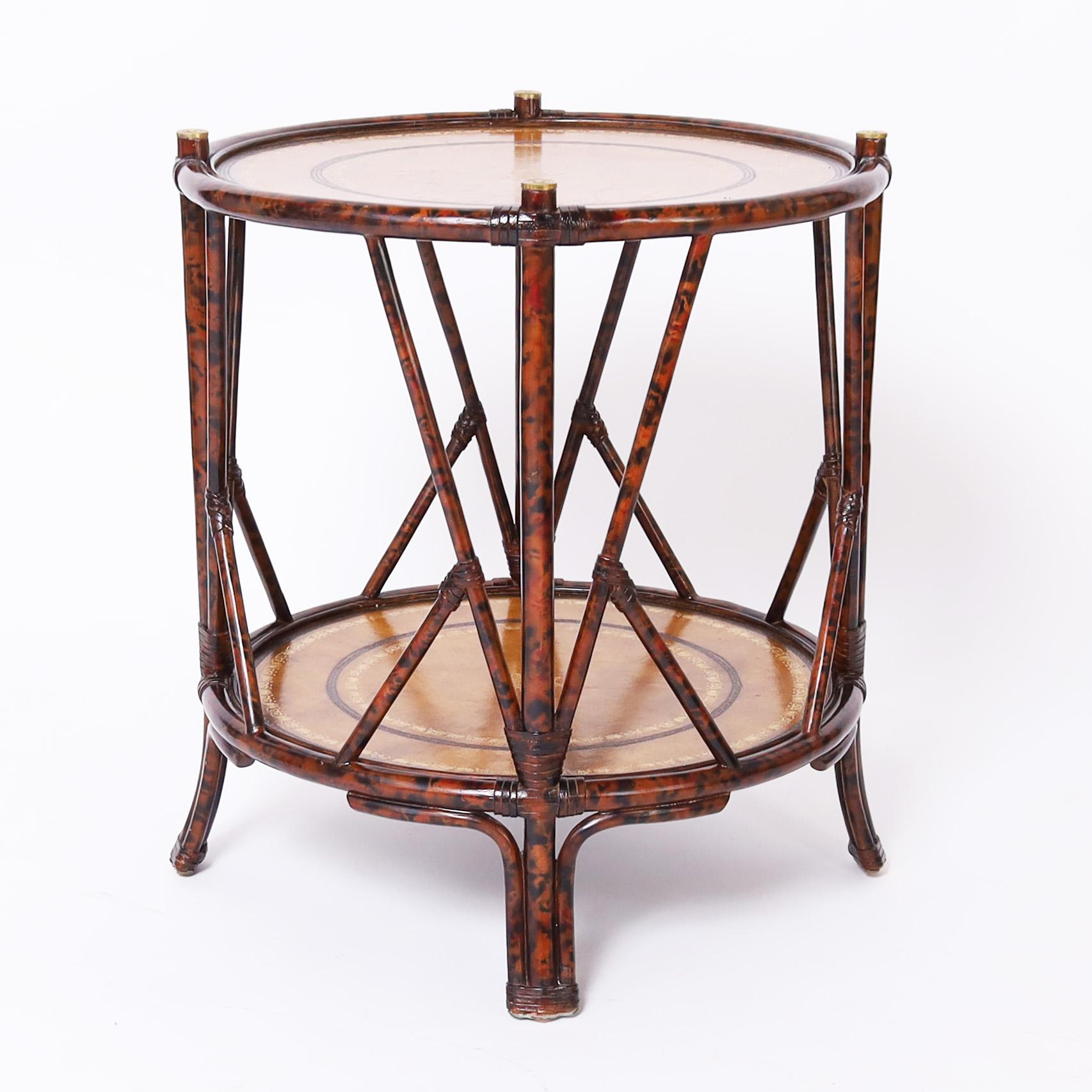Mid-Century Modern Table d'appoint Maitland-Smith en faux bambou de style colonial britannique avec plateau en cuir en vente