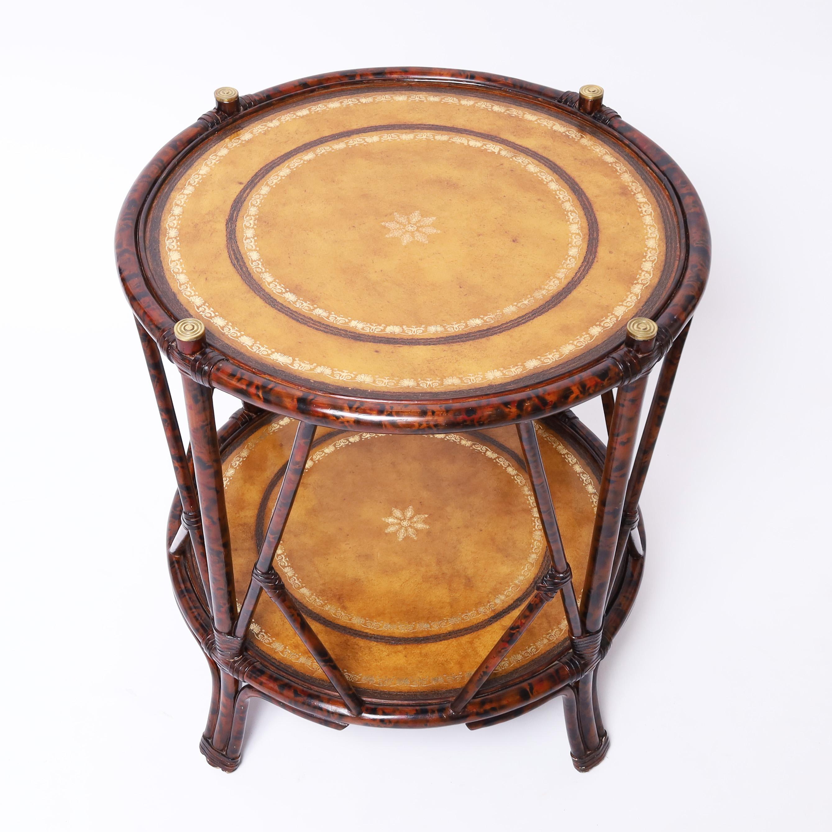 Philippin Table d'appoint Maitland-Smith en faux bambou de style colonial britannique avec plateau en cuir en vente