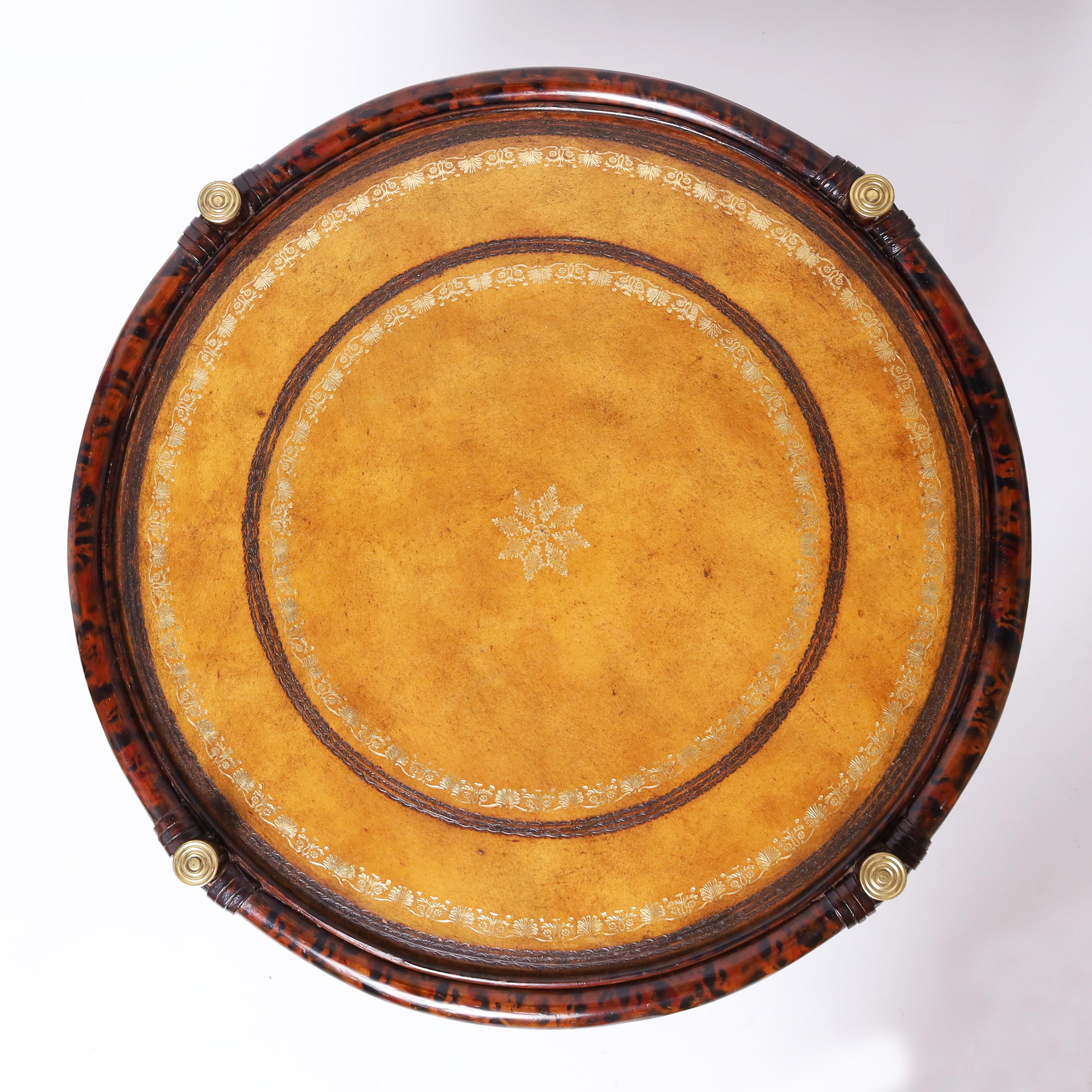 Fait main Table d'appoint Maitland-Smith en faux bambou de style colonial britannique avec plateau en cuir en vente