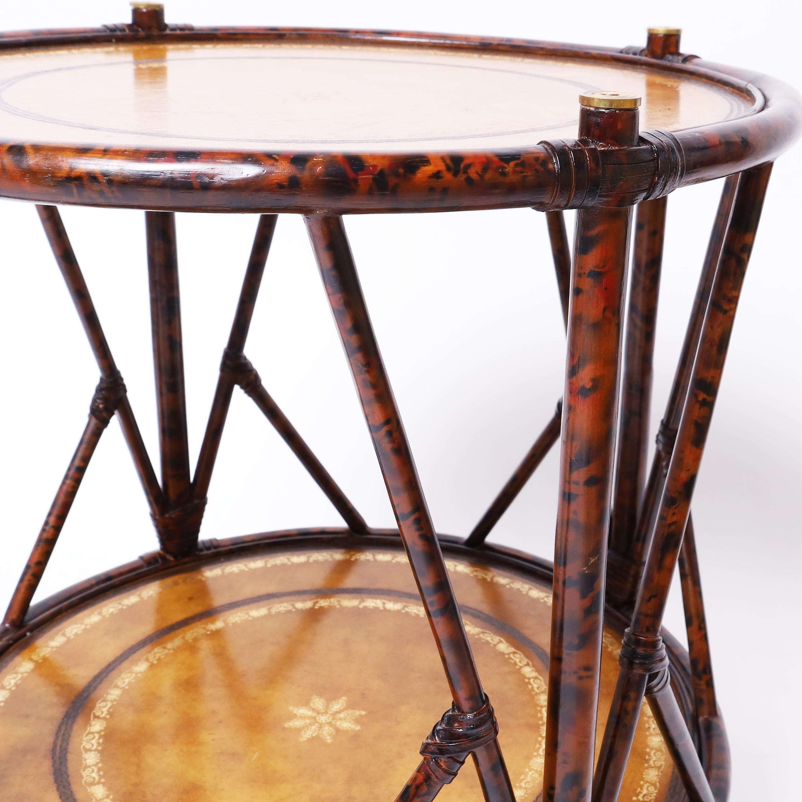 Table d'appoint Maitland-Smith en faux bambou de style colonial britannique avec plateau en cuir Bon état - En vente à Palm Beach, FL