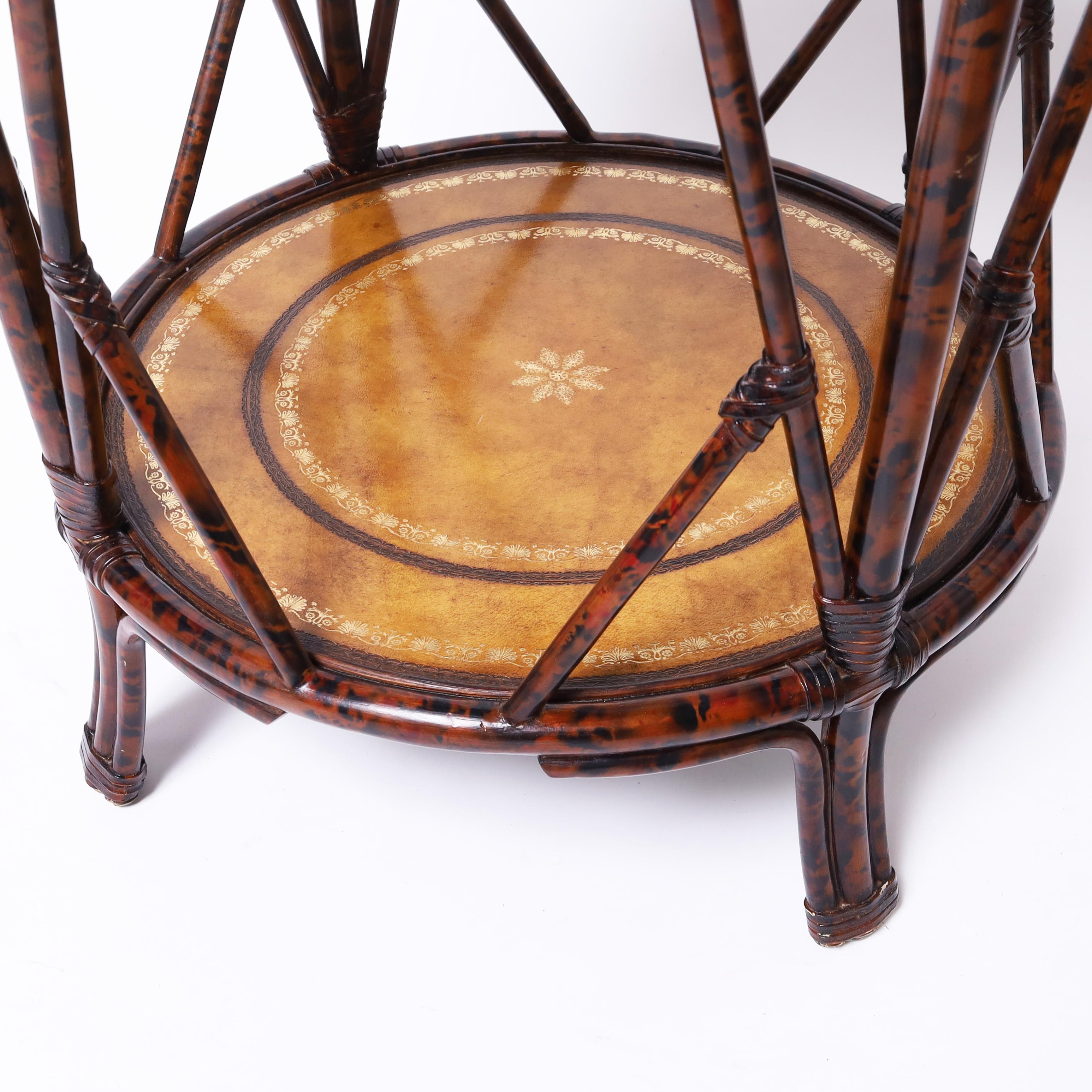 20ième siècle Table d'appoint Maitland-Smith en faux bambou de style colonial britannique avec plateau en cuir en vente