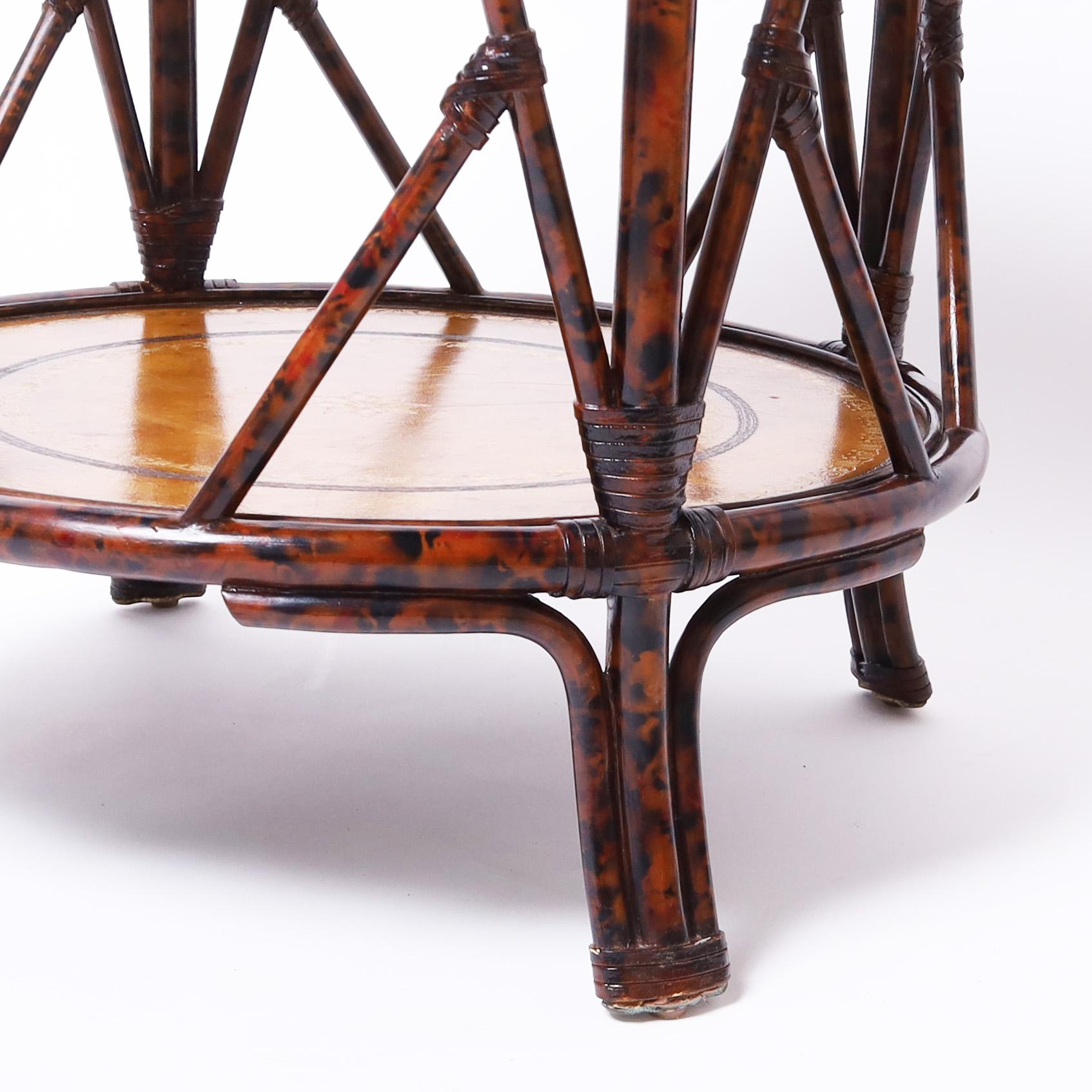 Cuir Table d'appoint Maitland-Smith en faux bambou de style colonial britannique avec plateau en cuir en vente