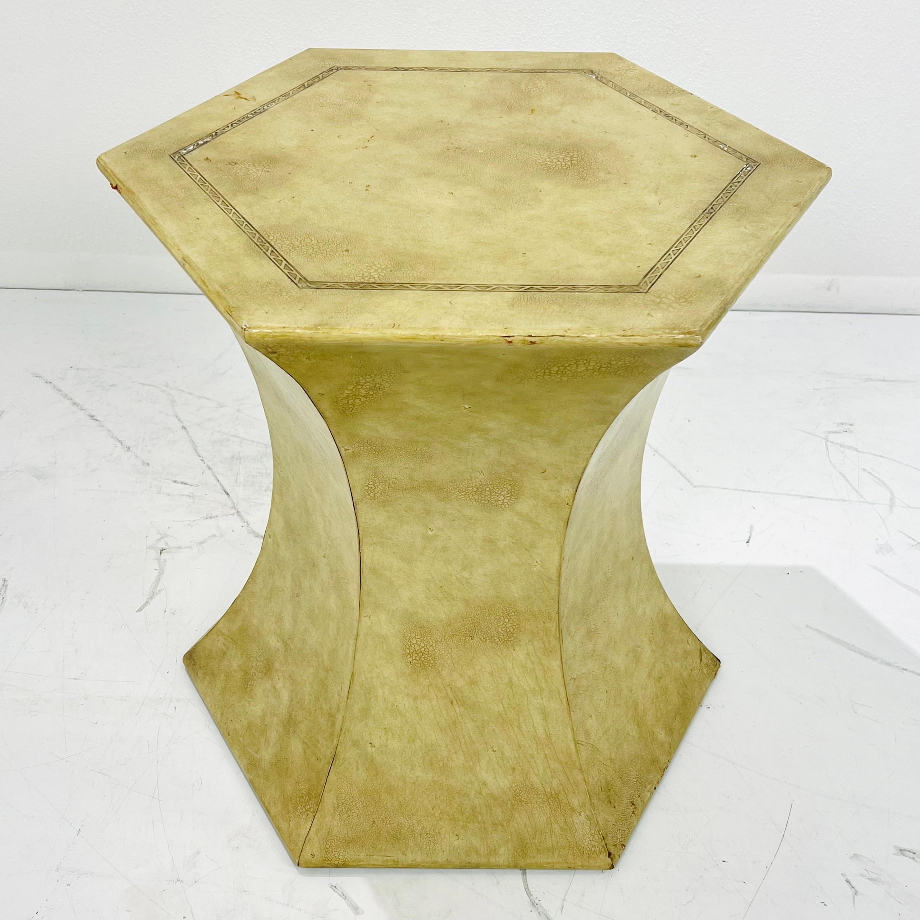 Mid-Century moderno Piedistallo in pelle con finitura in finto elefante di Maitland Smith in vendita