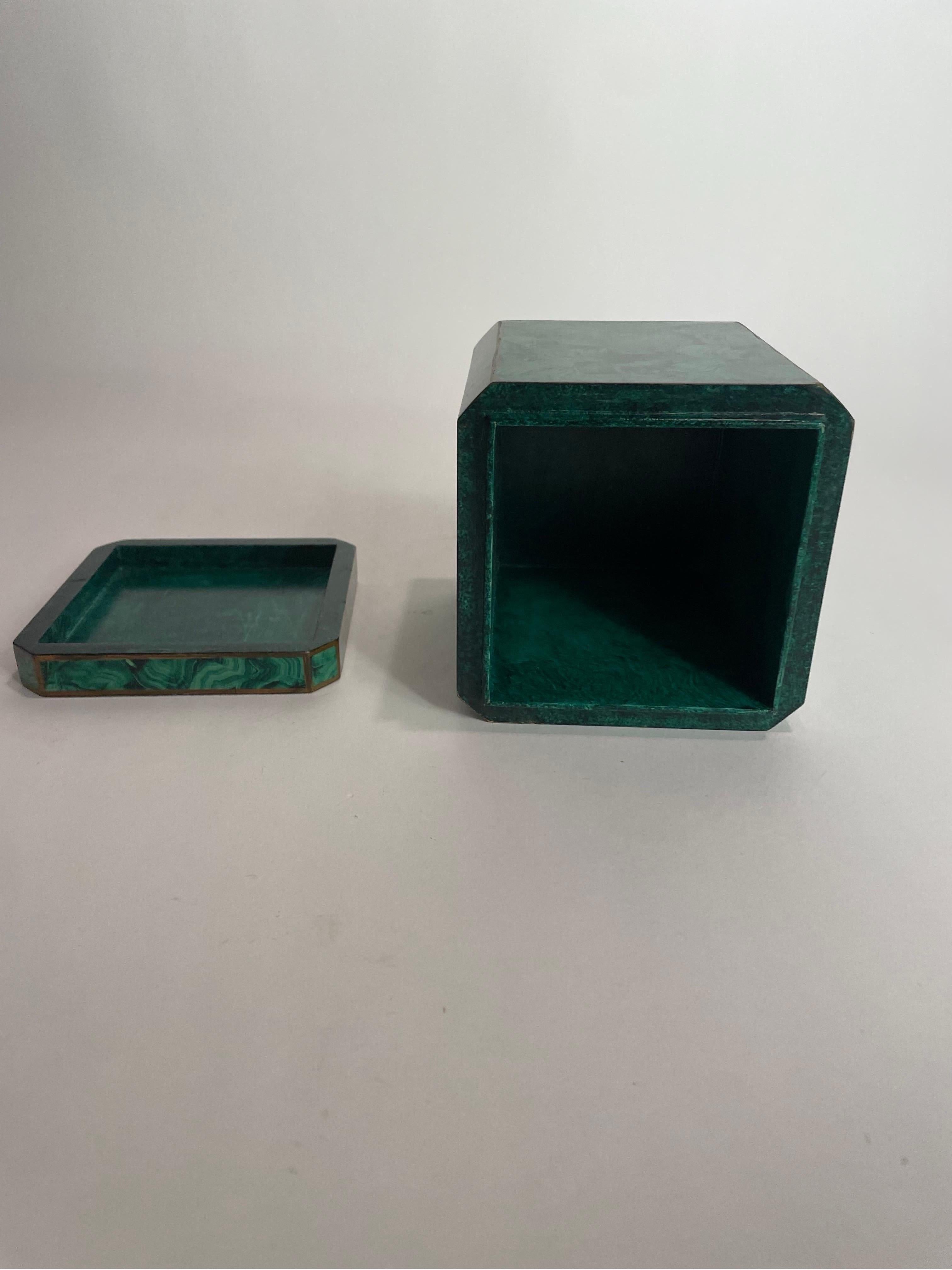 Se trata de una caja con tapa de malaquita pintada de imitación, obra de Maitland Smith en la década de 1980 