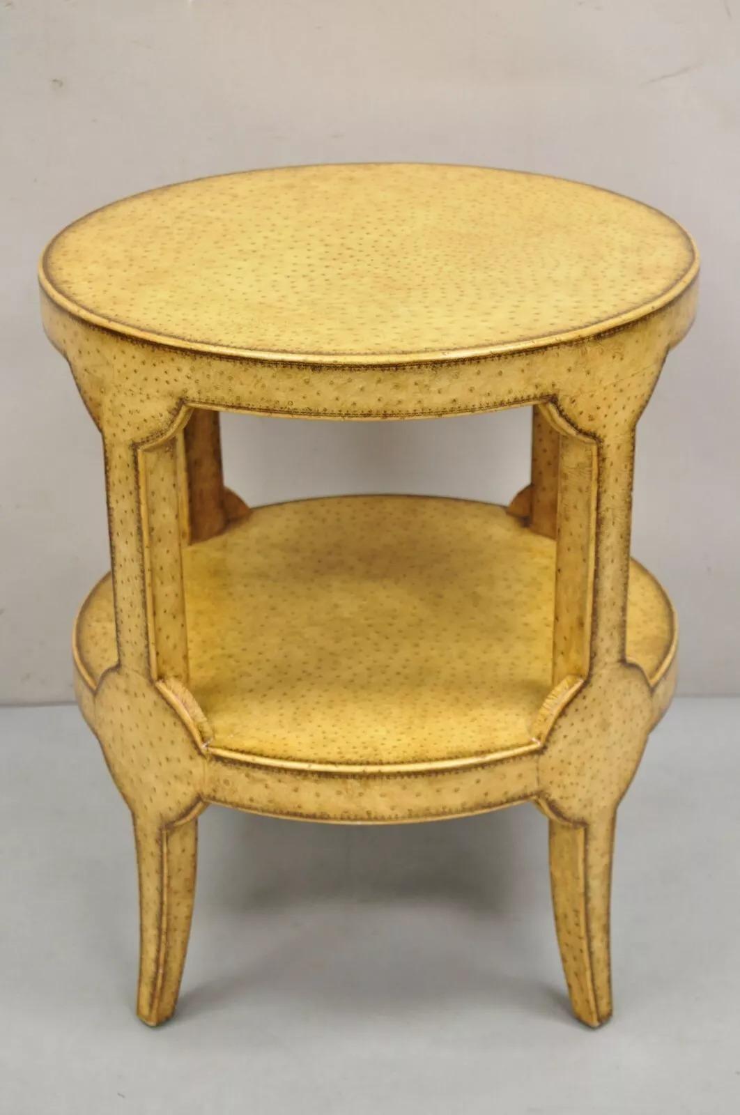Tavolino da salotto Maitland Smith in finta pelle di struzzo a 2 livelli Gueridon Hollywood Regency. Circa alla fine del XX secolo. Misure: 26