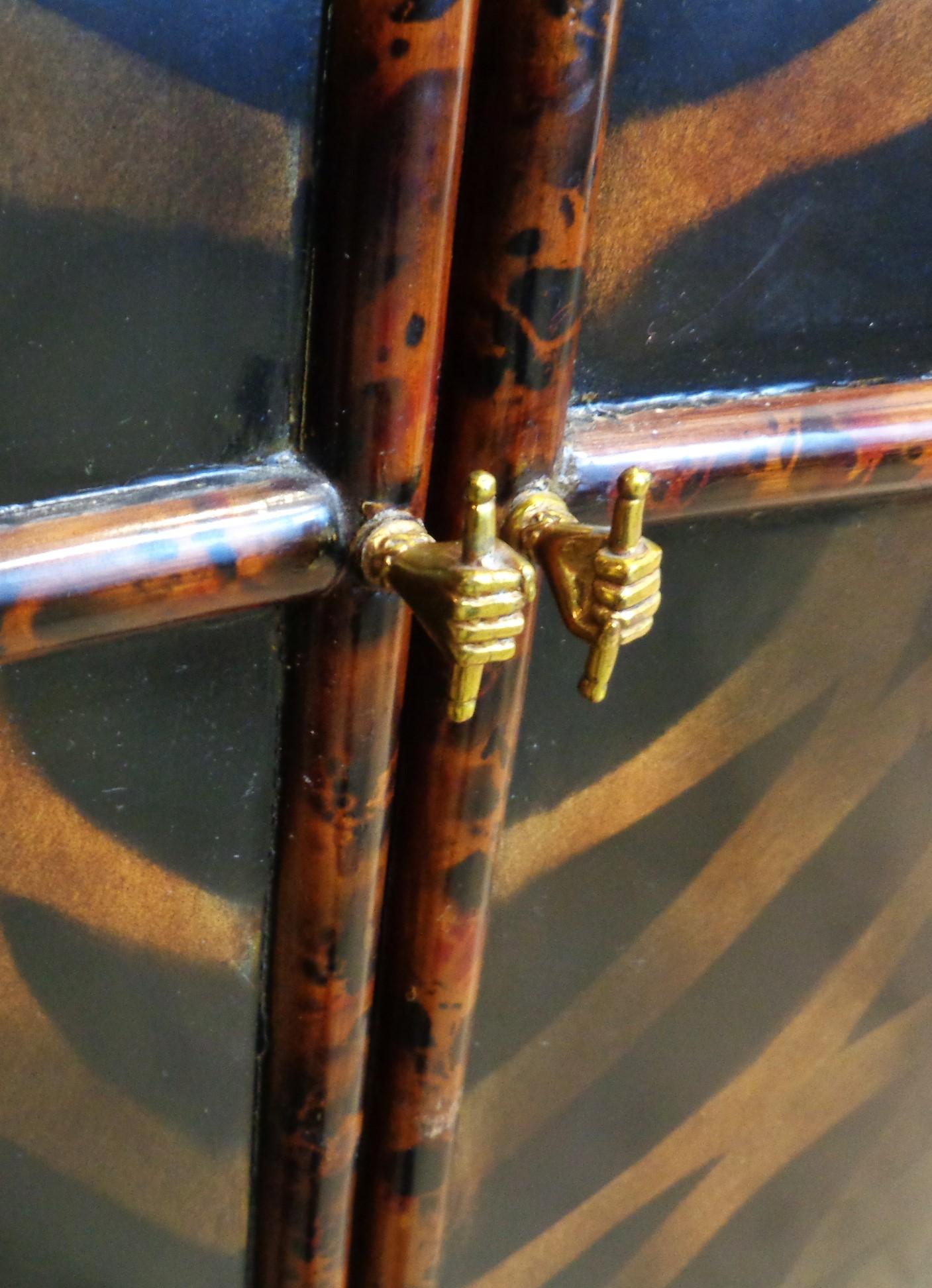 Laiton Meuble de rangement Maitland Smith à deux portes laqué en fausse écaille de bambou, vers 1980 en vente
