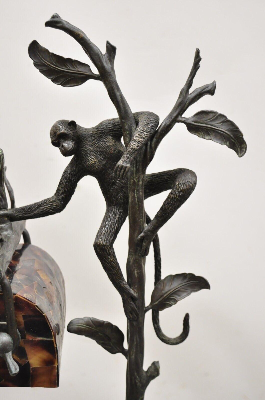 Maitland Smith - Lampe de bureau Figural Monkey Bronze avec abat-jour Pen Shell en vente 7