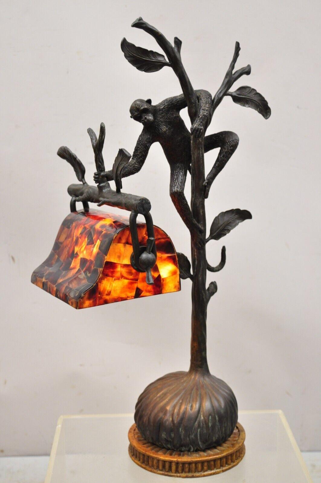 Lampe de bureau Maitland Smith Figural Monkey Bronze avec abat-jour Pen Shell. Cet objet présente un abat-jour d'origine en forme de coquille de stylo, une base figurative en bronze moulé avec un singe sur un arbre/une branche, un Label d'origine,