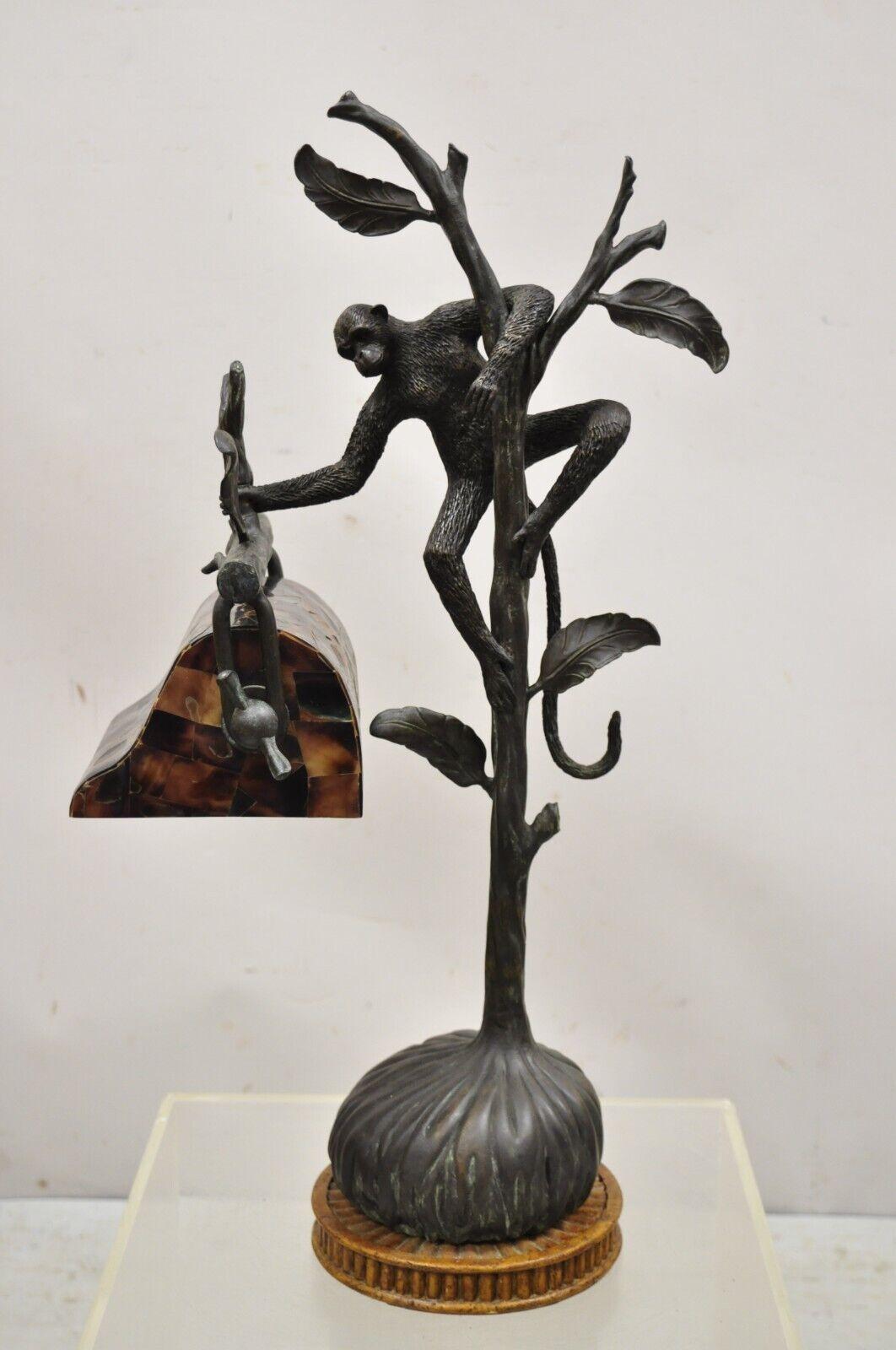 Maitland Smith - Lampe de bureau Figural Monkey Bronze avec abat-jour Pen Shell Bon état - En vente à Philadelphia, PA