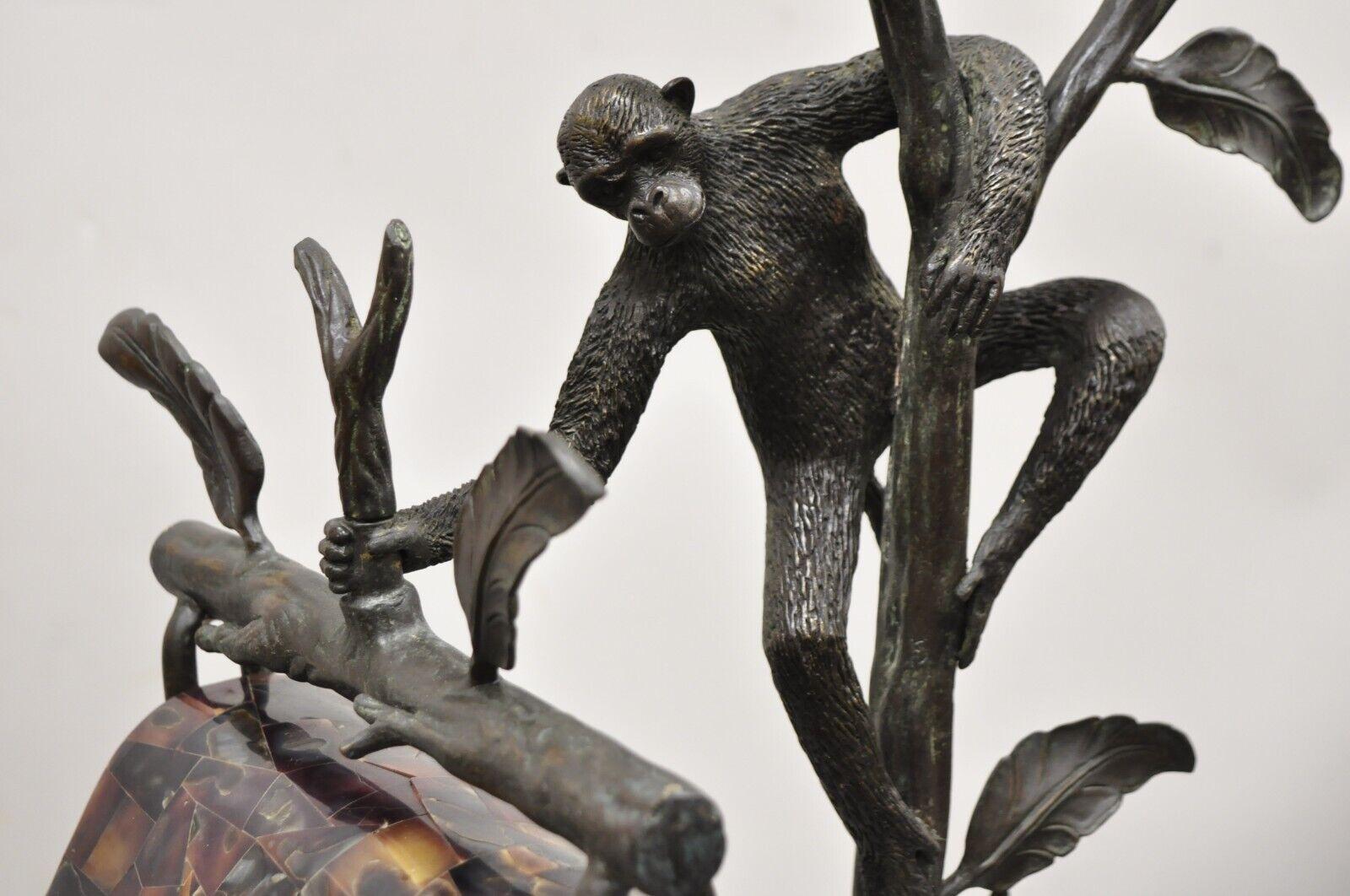 20ième siècle Maitland Smith - Lampe de bureau Figural Monkey Bronze avec abat-jour Pen Shell en vente