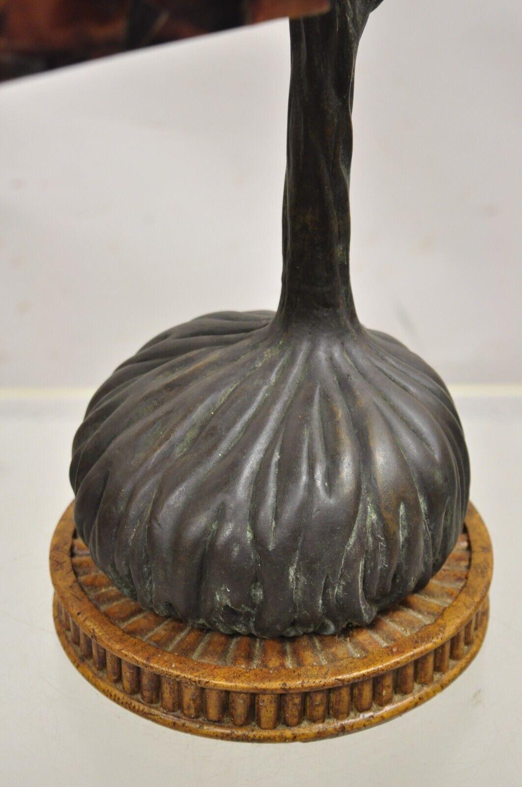 Maitland Smith - Lampe de bureau Figural Monkey Bronze avec abat-jour Pen Shell en vente 1